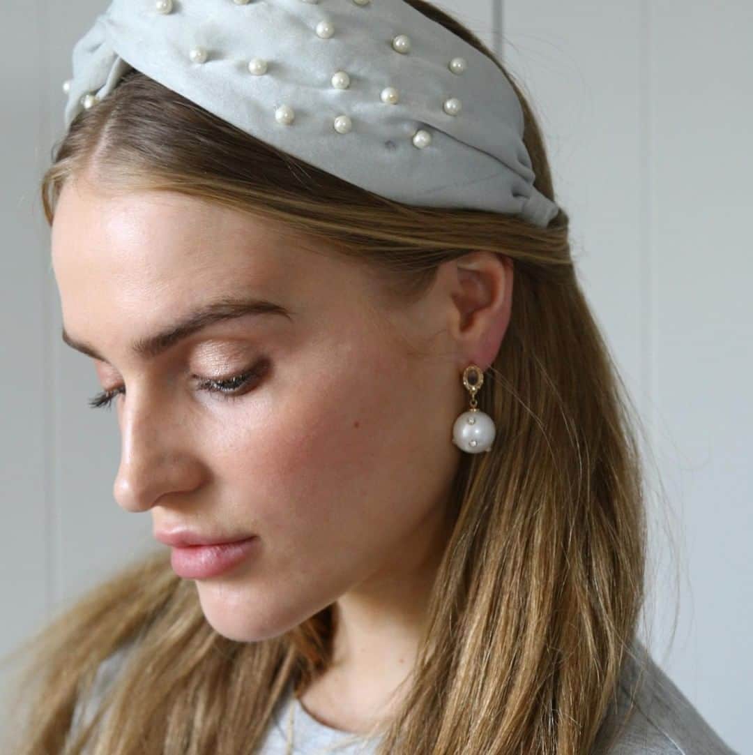のインスタグラム：「Made with delicate pearls, this hand-stitched turban style headband makes an elegant finishing touch to any occasion outfit. ⁠ ⁠ #oreliajewellery #oreliaaccessories #pearlheadband #occasionhair」