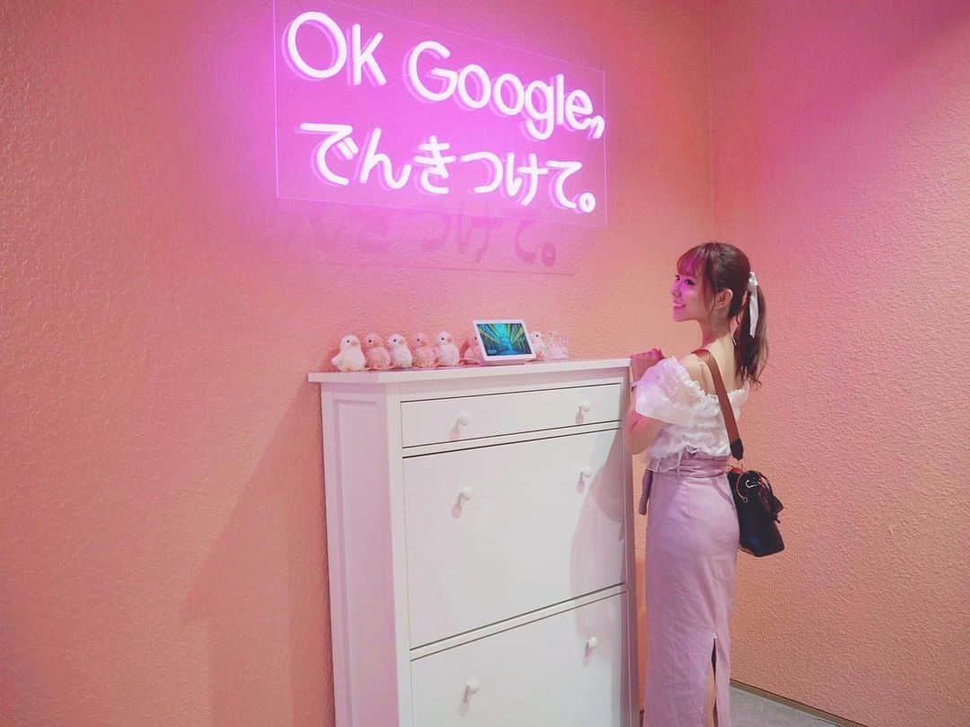 愛田杏奈さんのインスタグラム写真 - (愛田杏奈Instagram)「『OK Google！ 電気つけて！』 って話しかけたら電気ついた💡 . 便利な世の中だね〜(笑) . . 今日もライブ頑張ってきます🎤💓 . . . #tokyo #shibuya #vinylmuseum #disney #渋谷 #109 #渋谷109 #可愛い #フォトブース #インスタ映え #映え活 #写真 #SHIBUYA109 #ピンク空間 #ネオン #Google #olympus #olympuspen #韓国 #韓国ファッション #パフスリーブ #149cm #低身長 #20代女子 #ポニーテール #フォロワー増やしたい #instagood #likeforlikes #followme」8月30日 17時05分 - anna_osada