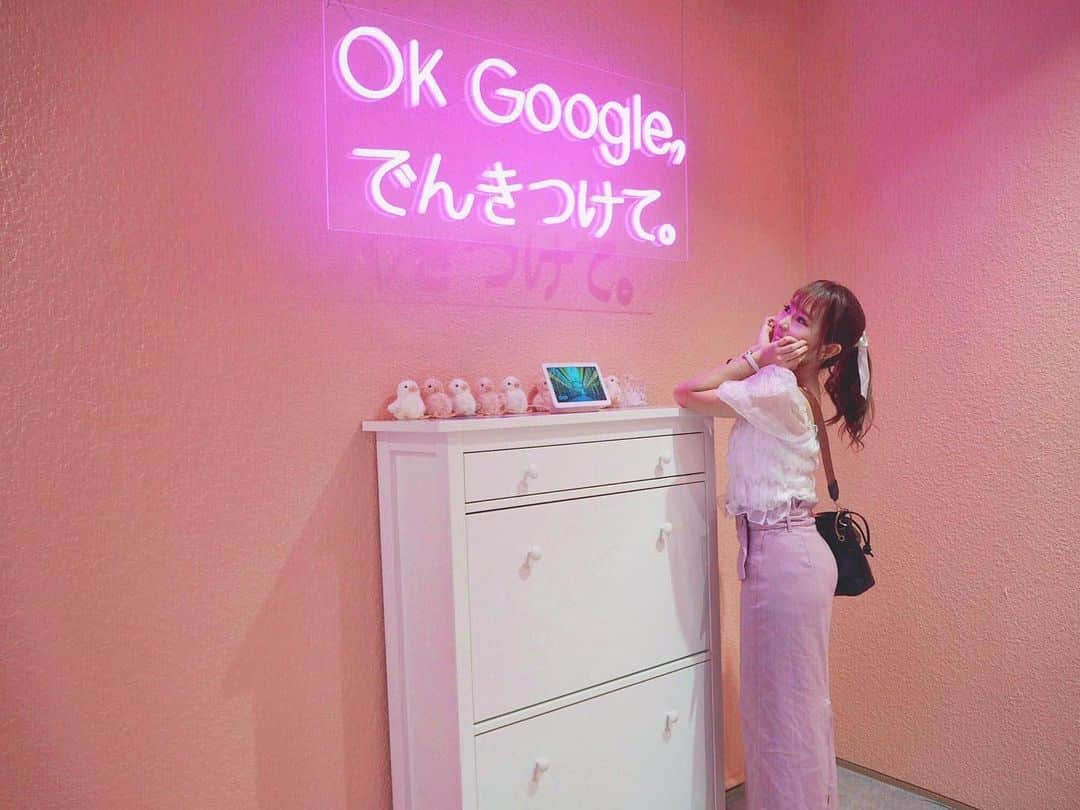 愛田杏奈さんのインスタグラム写真 - (愛田杏奈Instagram)「『OK Google！ 電気つけて！』 って話しかけたら電気ついた💡 . 便利な世の中だね〜(笑) . . 今日もライブ頑張ってきます🎤💓 . . . #tokyo #shibuya #vinylmuseum #disney #渋谷 #109 #渋谷109 #可愛い #フォトブース #インスタ映え #映え活 #写真 #SHIBUYA109 #ピンク空間 #ネオン #Google #olympus #olympuspen #韓国 #韓国ファッション #パフスリーブ #149cm #低身長 #20代女子 #ポニーテール #フォロワー増やしたい #instagood #likeforlikes #followme」8月30日 17時05分 - anna_osada