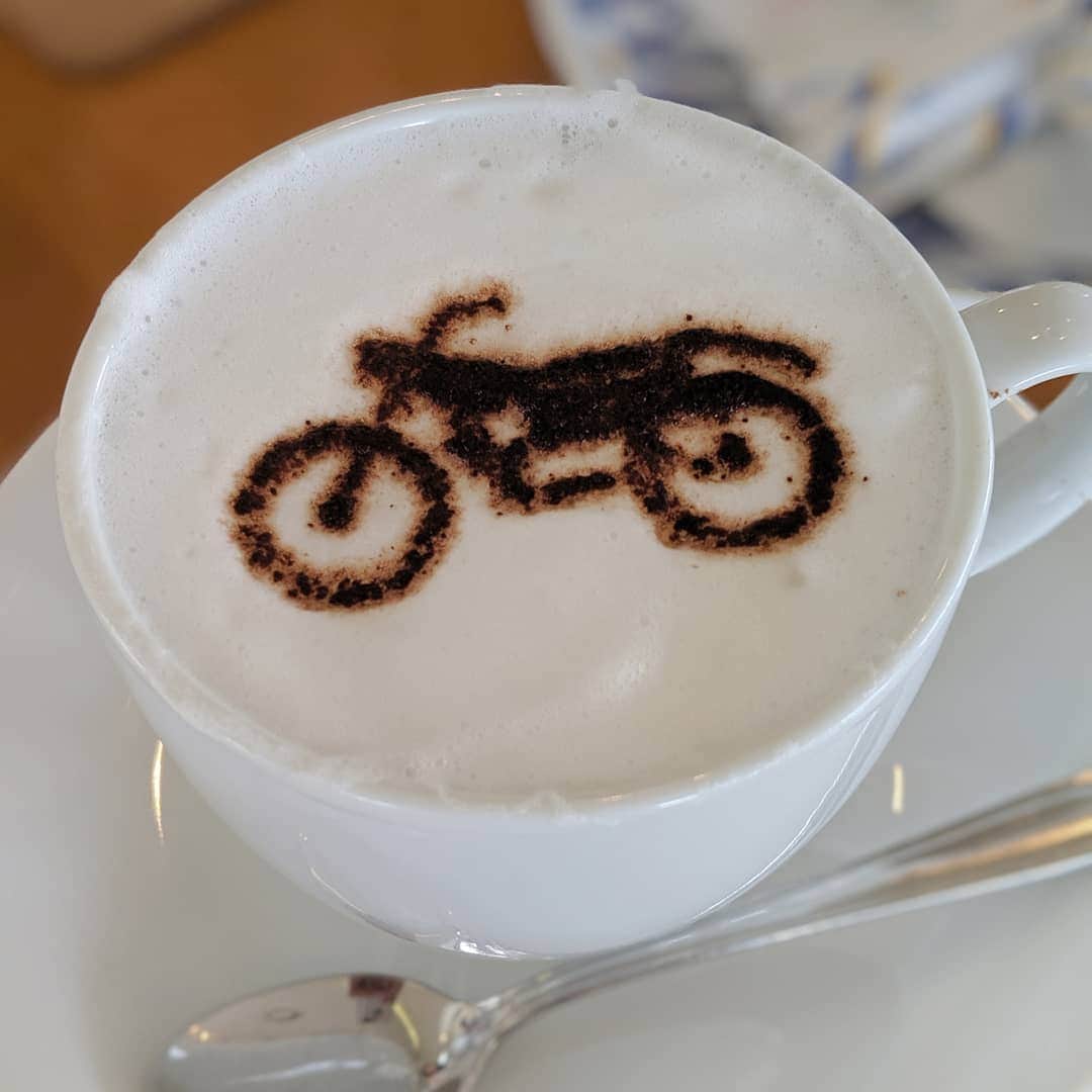 のインスタグラム：「お仕事・勉強、お疲れさまです。コーヒーどうぞ☕  #ヤマハ #コミュニケーションプラザ #プラザカフェ #☕ #コーヒータイム #カプチーノ #カフェアート #バイクのある風景 #バイク好きな人と繋がりたい #yamaha #coffeetime #acupofcoffee #cappuccino #latteartgram #motorcycle #instamoto #plazacafe #communicationplaza」
