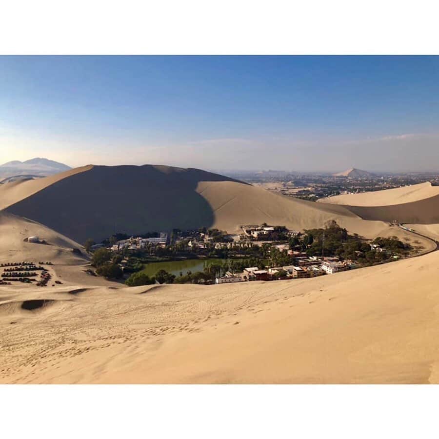 朝日放送「朝だ！生です旅サラダ」さんのインスタグラム写真 - (朝日放送「朝だ！生です旅サラダ」Instagram)「@edayuri_official 続いては、 首都リマから南西におよそ300キロ 砂漠の中にある #神秘的なスポット を目指します🏜 . 踏み固まった砂丘の尾根を歩いて行くと… なんと、オアシスがあるのです‼︎‼︎ . こちらのオアシス、車でも来られるのです。 ですが、私のおススメは歩き👍✨ 疲れた身体に絶景がとても沁みて、感動します _ #ワカチナ #Huacachina #砂漠 #オアシス #砂丘 #絶景 #映画の世界みたい #ペルー #Peru _ #ABCテレビ #朝日放送テレビ #生放送 #土曜朝 #8時 #朝だ生です旅サラダ #旅サラダガールズ #江田友莉亜  #海外 #旅 #travel #trip」8月30日 17時10分 - tabisalad