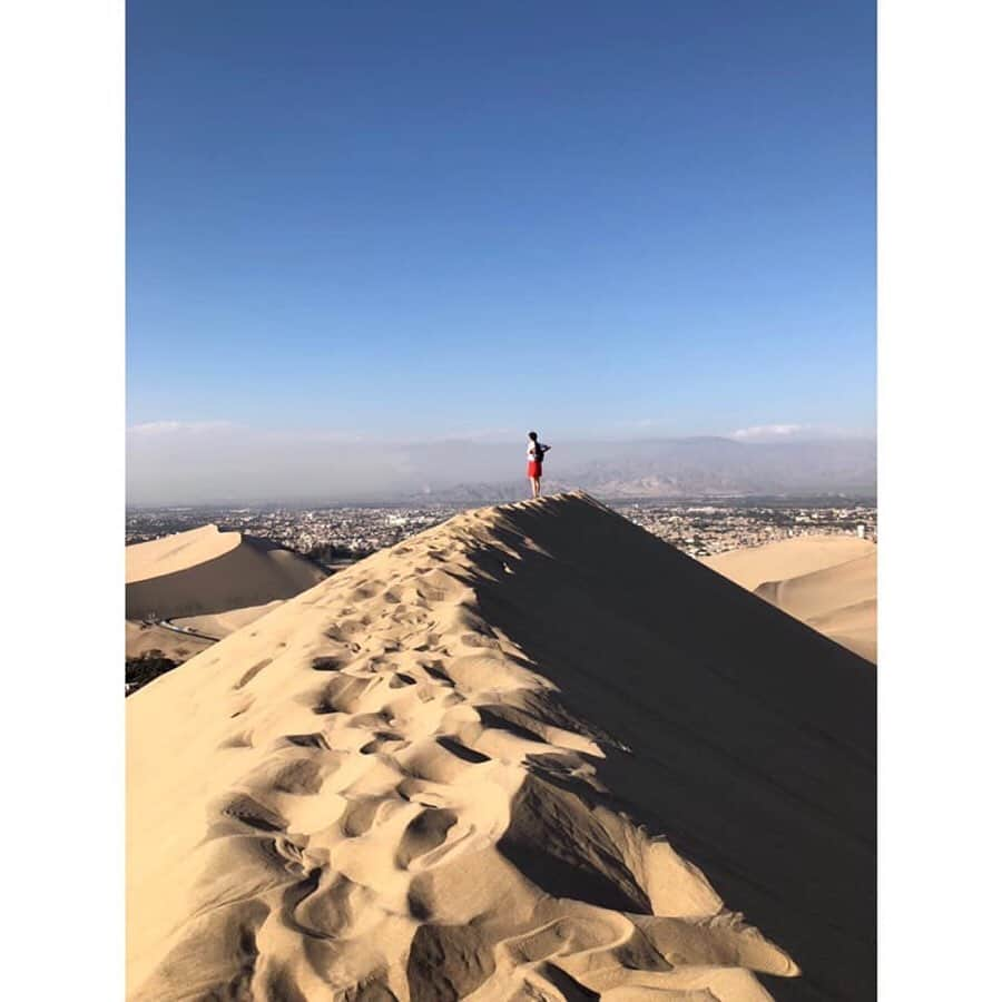 朝日放送「朝だ！生です旅サラダ」さんのインスタグラム写真 - (朝日放送「朝だ！生です旅サラダ」Instagram)「@edayuri_official 続いては、 首都リマから南西におよそ300キロ 砂漠の中にある #神秘的なスポット を目指します🏜 . 踏み固まった砂丘の尾根を歩いて行くと… なんと、オアシスがあるのです‼︎‼︎ . こちらのオアシス、車でも来られるのです。 ですが、私のおススメは歩き👍✨ 疲れた身体に絶景がとても沁みて、感動します _ #ワカチナ #Huacachina #砂漠 #オアシス #砂丘 #絶景 #映画の世界みたい #ペルー #Peru _ #ABCテレビ #朝日放送テレビ #生放送 #土曜朝 #8時 #朝だ生です旅サラダ #旅サラダガールズ #江田友莉亜  #海外 #旅 #travel #trip」8月30日 17時10分 - tabisalad