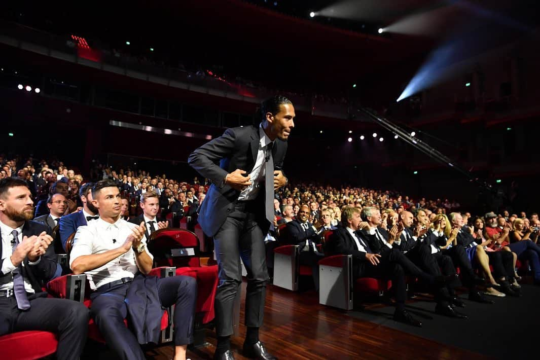 ビルヒル・ファン・ダイクさんのインスタグラム写真 - (ビルヒル・ファン・ダイクInstagram)「What a night in Monaco! Absolutely honoured to win such an incredibly prestigious award. It would not have been possible without every single one of my teammates and all of the staff and fans at Liverpool. Thank you all! A huge thank you too to the most important people in my life, my family, and to everyone who’s helped and continues to help me along the way. Feeling very proud!! 😁  It’s an honour too to have won the Defender of the Year award and huge congratulations to my team mate @alissonbecker as well as @frenkiedejong and @leomessi on your awards as well! And a big congratulations to Lucy Bronze on being named Women’s player of the year 👏🏾 Looking forward now to a big game at Burnley tomorrow night #YNWA」8月30日 17時10分 - virgilvandijk