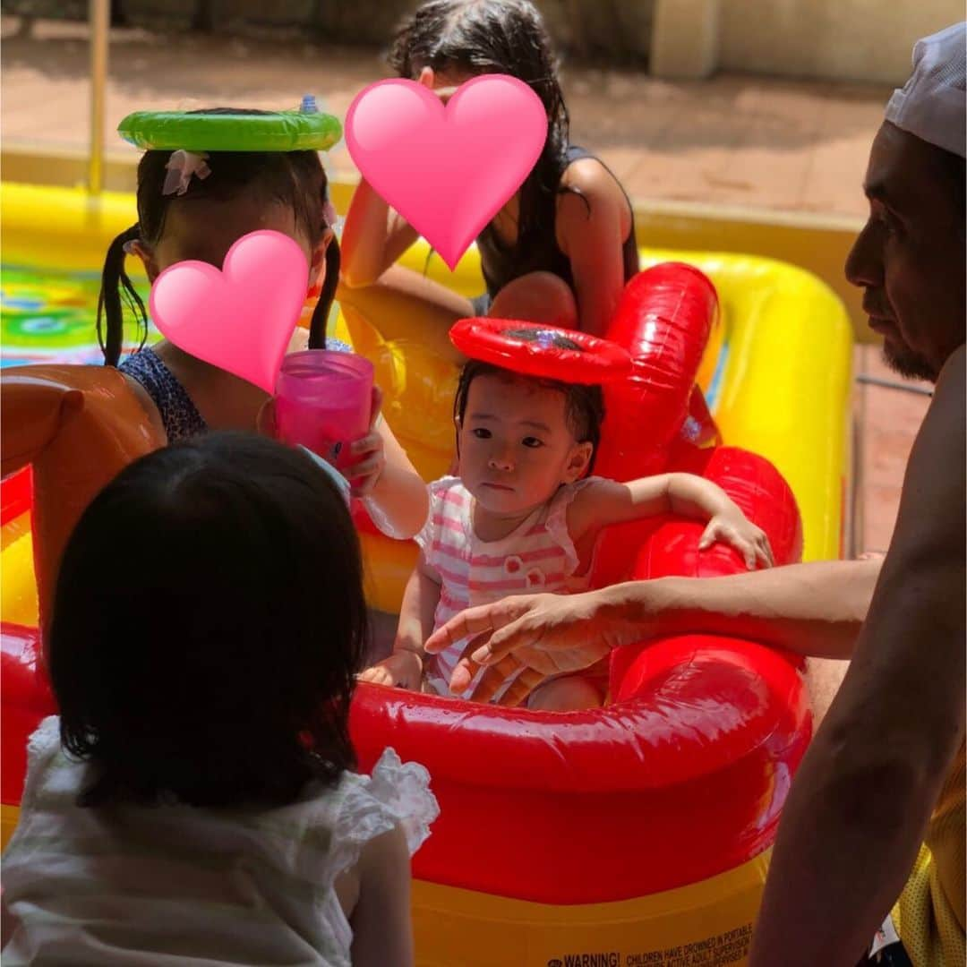 遠近由美子さんのインスタグラム写真 - (遠近由美子Instagram)「週末、やっと我が家に夏がやってきた〜*\(^o^)/* ⛱✨ と、 思ったら、、、 .  世の中が秋色になったー🤣🍁 笑 . .  2人とも元気になったので、プール開き。双子さん、はじめてのプールです。 . . 👶姉ちゃんは、お水パシャパシャ 大はしゃぎ！ . 👶妹ちゃんはというと、、「やなのーやなのー」を連発し、入水拒否。笑笑 .  お家の中から正座をして眺めてる妹ちゃんを . 「足だけでも入ったら？楽しいよー」と説得するぱぱ🤣 . 「Noー！やなのー」と言い続けてた妹ちゃんも、最後は説得に応じ、「ちぢら（くじら）ざぶーん」と、楽しそうにしてました♪ . .  お水嫌いじゃないのに、何をそんなに拒否していたんだろう。笑  一卵性の双子でも、この頃どんどん性格に違いが出て来て面白い😆 . . そして、夏よー、戻ってこーい！ もう一回くらいプール出したいよー😆 . #双子 #双子育児 #一卵性双生児  #夏あそび #プール #双子ママ」8月30日 15時40分 - yumiko_tochika