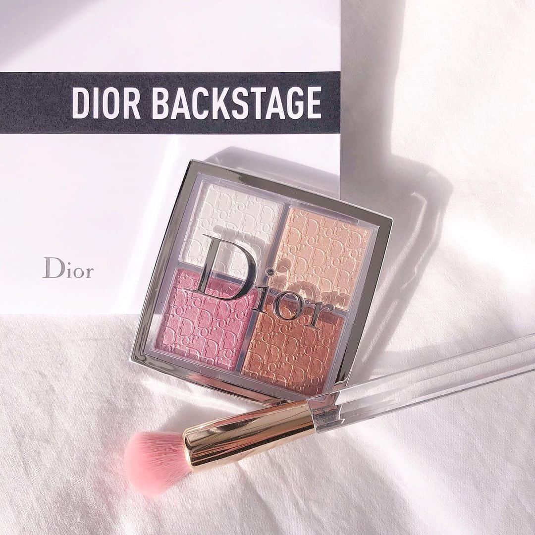 のインスタグラム：「Dior バックステージ  フェイス グロウ パレット001❤︎ @diormakeup . . お仕事でお会いしたモデルさんと ニコるんが雑誌でおすすめしてたので 早速買ってみたリアルバイコスメ😳 . . ハイライト、ローライト、 チーク、アイシャドウ、 全部に使ってるんだけど 艶感がはんぱなくってめちゃ良き！😭💕 . . 今度動画でレポします📝 . . #dior #diormakeup #diorbackstageglowfacepalette #makeup #cosmetics #ディオール #ディオールコスメ #ディオールバックステージフェイスグロウパレット #メイク #リアルコスメ #コスメ #メイク好きな人と繋がりたい #コスメ好きな人と繋がりたい」
