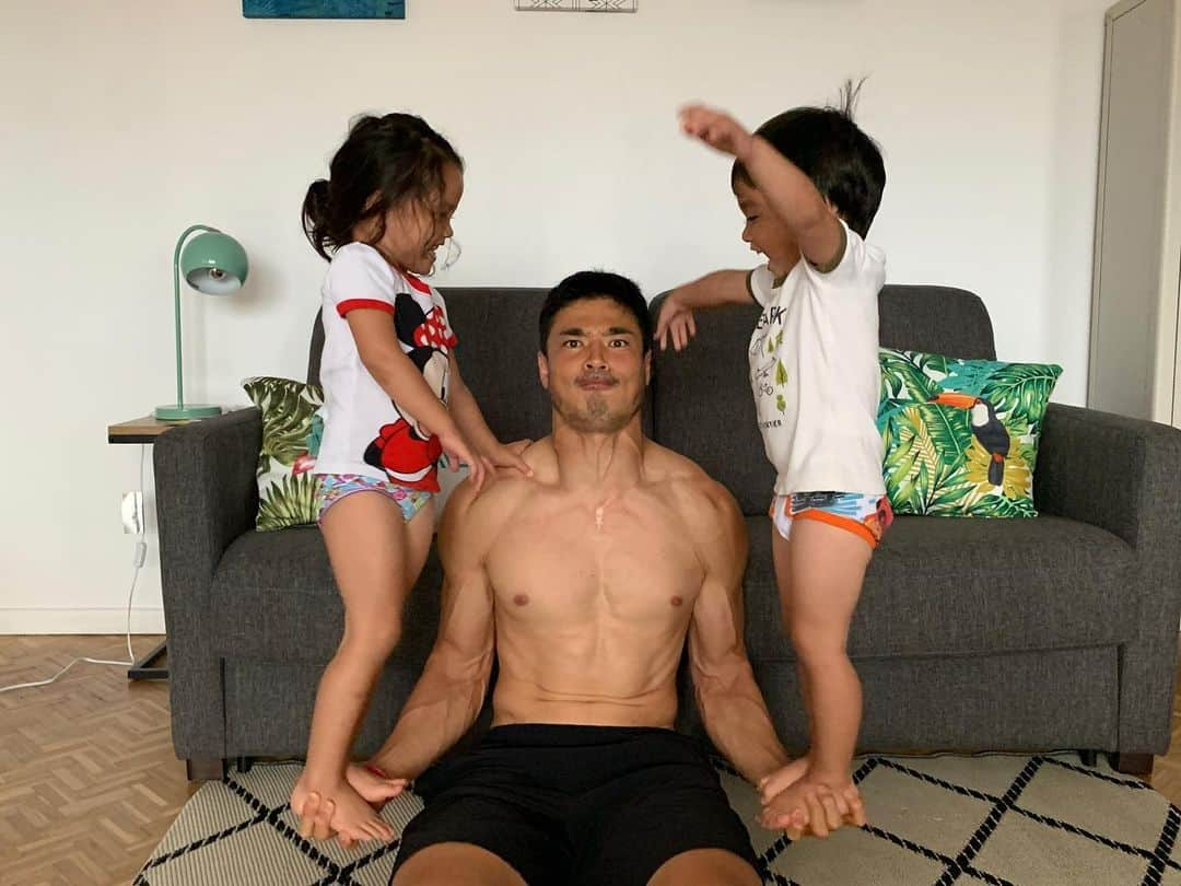 エリナ シルカさんのインスタグラム写真 - (エリナ シルカInstagram)「Strongman competition- toddler edition 💪😤 トレーニング中。😂」8月30日 15時43分 - laura_elina_ymd