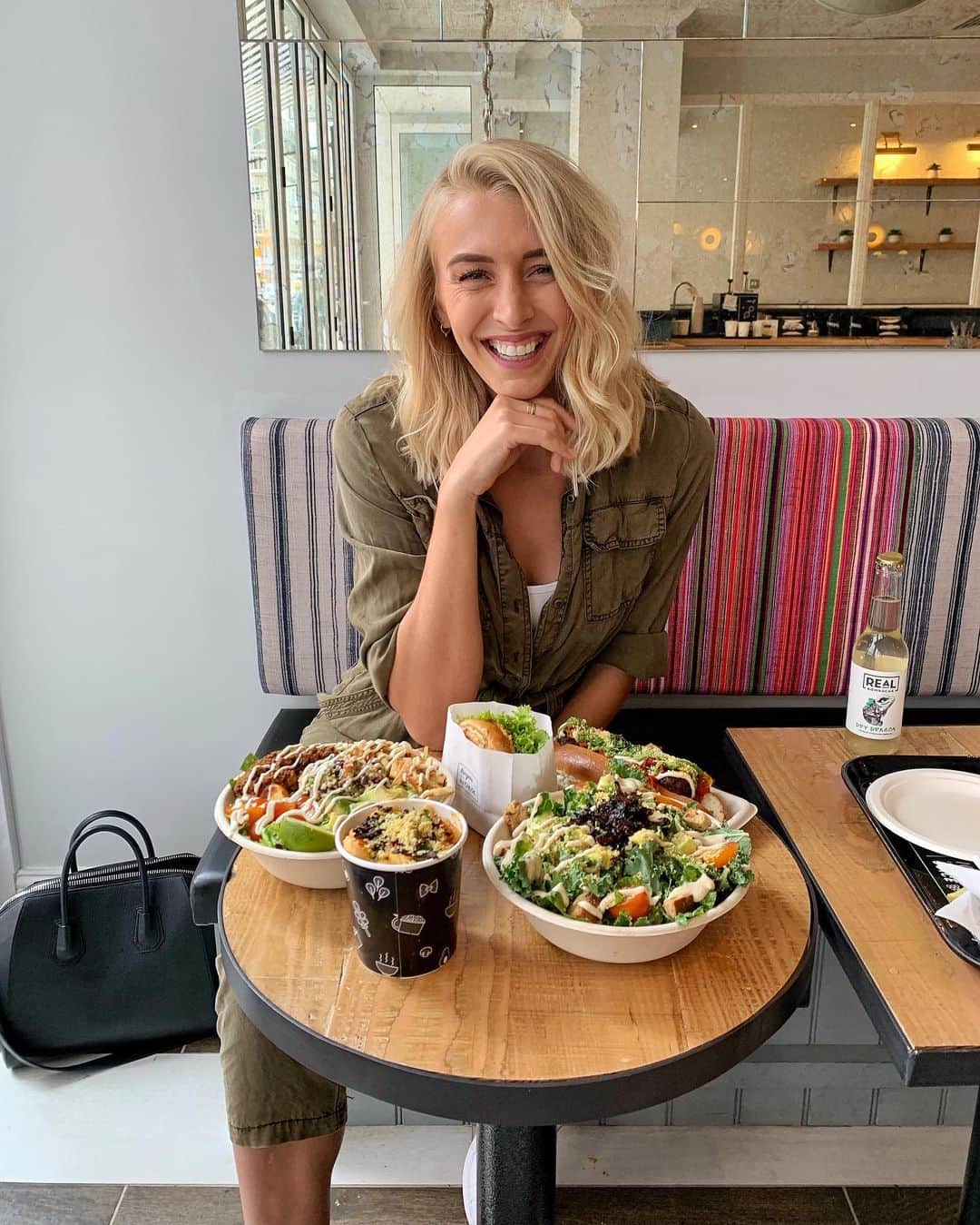 Zanna Van Dijkさんのインスタグラム写真 - (Zanna Van DijkInstagram)「Friday Feasting 🍔🌱 [read to the bottom of the caption for exciting news!] Which @eatbychloe vegan spread would you order?! 🥬 The Kale Ceaser Salad 🍔 The Guac Burger 🧀 The Mac N Cheese 🥗 The Quinoa Taco Bowl 🌭 The Pesto MeatBall Sub Let me know in the comments! I went for the quinoa taco bowl! 😍  Also - exciting news! I’m doing my first ever London meet up! 🇬🇧 To celebrate my birthday this weekend I’ve organised a free lil casual get together at Battersea Park. Just come along on Sunday at 10.30am. We are meeting at the pagoda (just pop it into google maps or @citymapper) and then will find a nice patch of grass to chill on! Please don’t be scared to come alone, most people will be doing the same. It’s just a chance to meet like minded people and take in the summer sunshine ☀️🥰❤️ [I am an @eatbychloe ambassador. I paid for this meal, not gifted, because I genuinely eat here all the time 😝] #eatbychloe #bychloe #veganeats #plantbased #plantpowered #veganfood #londonvegan #veganlondon」8月30日 15時49分 - zannavandijk