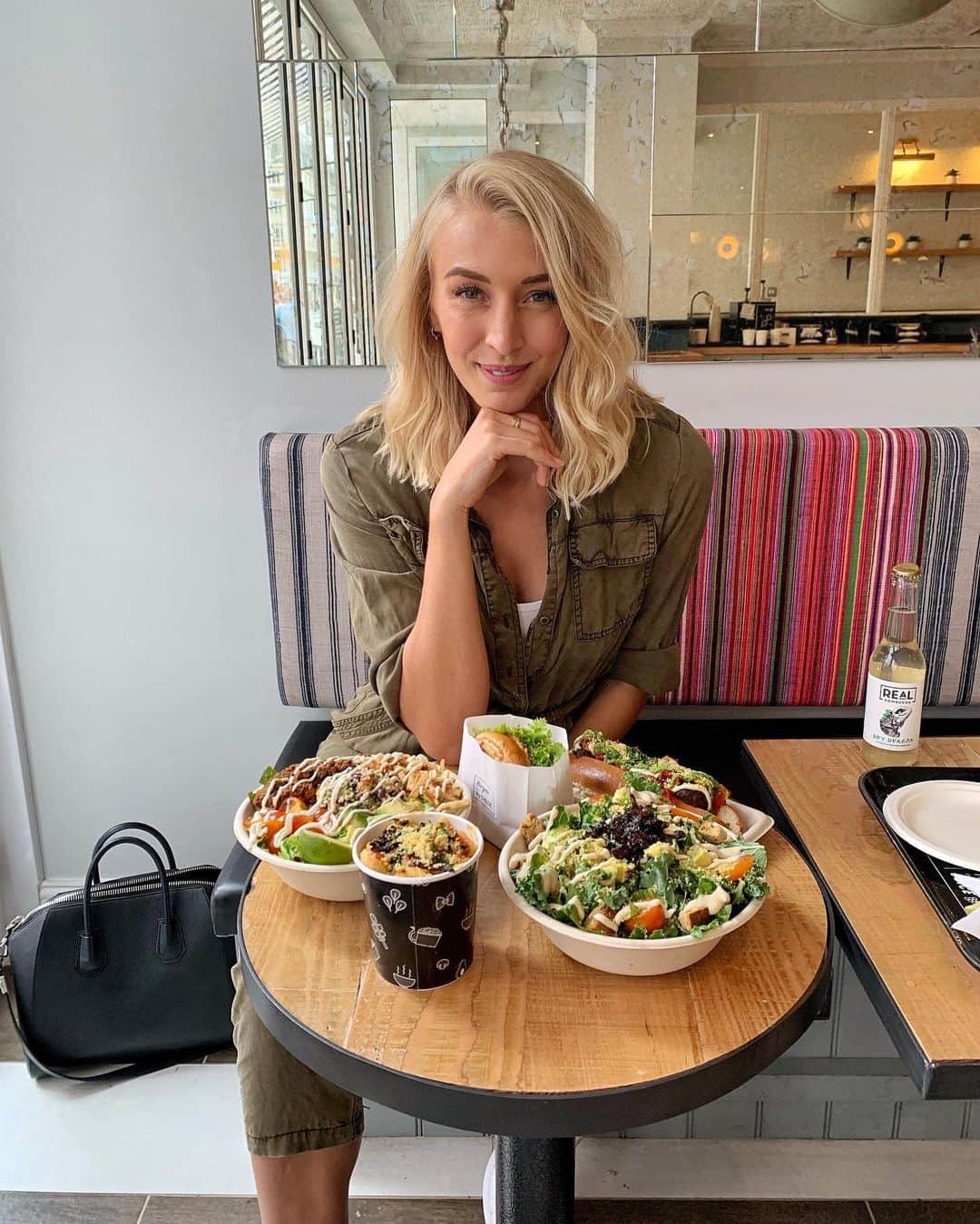 Zanna Van Dijkさんのインスタグラム写真 - (Zanna Van DijkInstagram)「Friday Feasting 🍔🌱 [read to the bottom of the caption for exciting news!] Which @eatbychloe vegan spread would you order?! 🥬 The Kale Ceaser Salad 🍔 The Guac Burger 🧀 The Mac N Cheese 🥗 The Quinoa Taco Bowl 🌭 The Pesto MeatBall Sub Let me know in the comments! I went for the quinoa taco bowl! 😍  Also - exciting news! I’m doing my first ever London meet up! 🇬🇧 To celebrate my birthday this weekend I’ve organised a free lil casual get together at Battersea Park. Just come along on Sunday at 10.30am. We are meeting at the pagoda (just pop it into google maps or @citymapper) and then will find a nice patch of grass to chill on! Please don’t be scared to come alone, most people will be doing the same. It’s just a chance to meet like minded people and take in the summer sunshine ☀️🥰❤️ [I am an @eatbychloe ambassador. I paid for this meal, not gifted, because I genuinely eat here all the time 😝] #eatbychloe #bychloe #veganeats #plantbased #plantpowered #veganfood #londonvegan #veganlondon」8月30日 15時49分 - zannavandijk