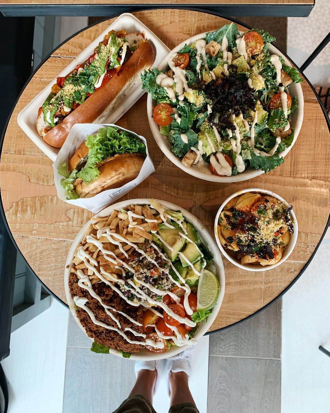 Zanna Van Dijkさんのインスタグラム写真 - (Zanna Van DijkInstagram)「Friday Feasting 🍔🌱 [read to the bottom of the caption for exciting news!] Which @eatbychloe vegan spread would you order?! 🥬 The Kale Ceaser Salad 🍔 The Guac Burger 🧀 The Mac N Cheese 🥗 The Quinoa Taco Bowl 🌭 The Pesto MeatBall Sub Let me know in the comments! I went for the quinoa taco bowl! 😍  Also - exciting news! I’m doing my first ever London meet up! 🇬🇧 To celebrate my birthday this weekend I’ve organised a free lil casual get together at Battersea Park. Just come along on Sunday at 10.30am. We are meeting at the pagoda (just pop it into google maps or @citymapper) and then will find a nice patch of grass to chill on! Please don’t be scared to come alone, most people will be doing the same. It’s just a chance to meet like minded people and take in the summer sunshine ☀️🥰❤️ [I am an @eatbychloe ambassador. I paid for this meal, not gifted, because I genuinely eat here all the time 😝] #eatbychloe #bychloe #veganeats #plantbased #plantpowered #veganfood #londonvegan #veganlondon」8月30日 15時49分 - zannavandijk