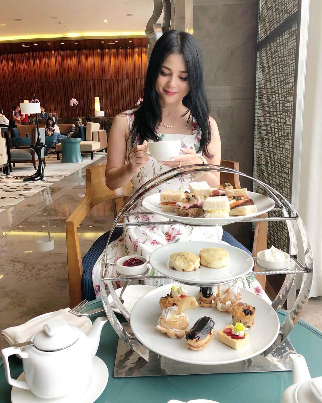 のインスタグラム：「マニラのマルコポーロホテル♡ アフタヌーンティ  こちらは24階  眺めが良くてとっても気持ちがいい また来たい✨✨ #マニラ #フィリピン #マルコポーロホテル #アフタヌーンティー  #afternoontea #manila #お茶 #女子旅 #旅 #のんびり」