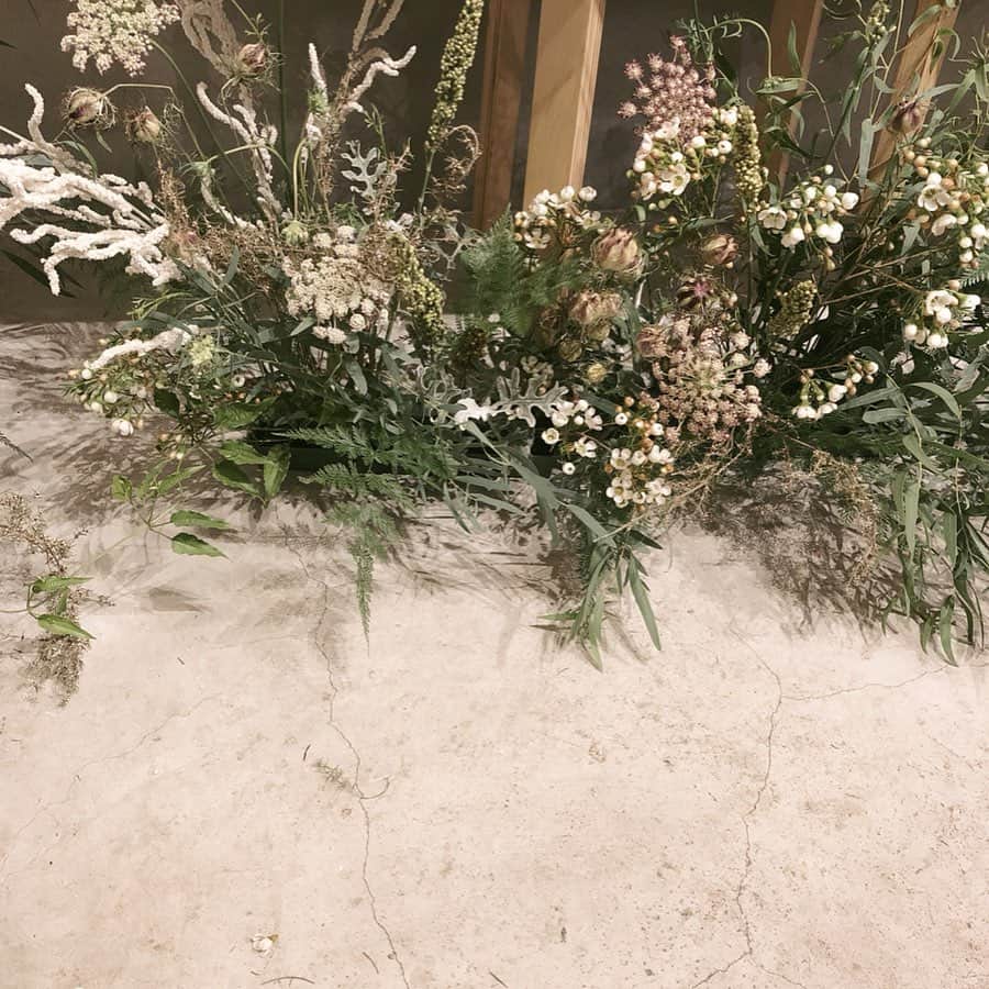 青柳文子さんのインスタグラム写真 - (青柳文子Instagram)「だれかへのプレゼントでも、お花買っていちばん嬉しくなるの、自分だよなー、と、おもう  この日は @veintokyo の床が、イベントの準備らしく草花ロードみたいになってて、かわいかった  これを持って、あたらしい命に会いに行ってきました。産まれたばかりの赤ちゃんって本当に本当に。。子は宝。。。って思わせてくれるよねえ〜。。なんというか人間じゃないみたい。神とかそういうものに近い存在🍼あーかわいかった👶🏻すべての赤ちゃん、ちゃんとお母さんを選んで生まれて来てくれたんかなとか思っちゃうよ おめでとうよ🧸🎈」8月30日 16時14分 - aoyagifumiko