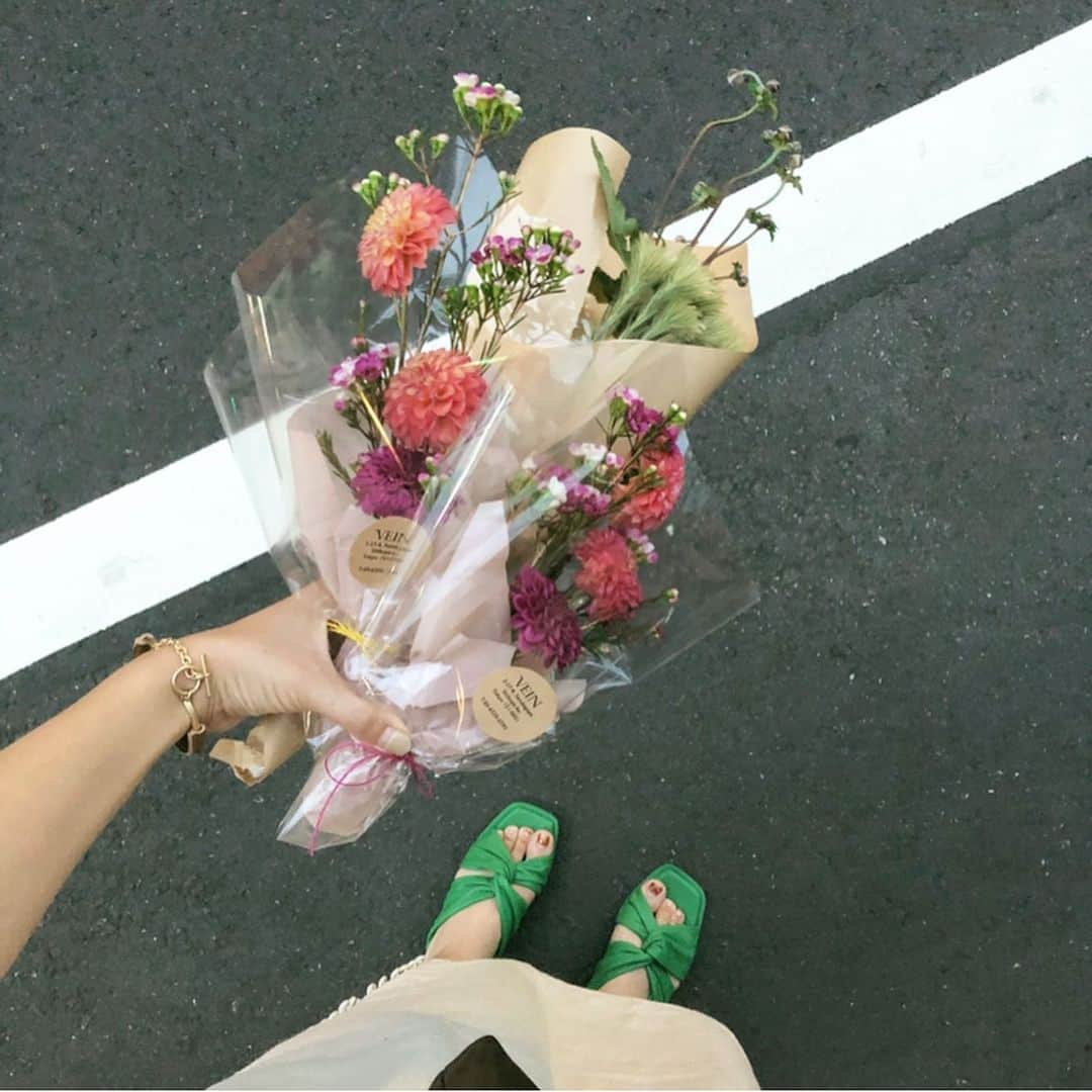 青柳文子さんのインスタグラム写真 - (青柳文子Instagram)「だれかへのプレゼントでも、お花買っていちばん嬉しくなるの、自分だよなー、と、おもう  この日は @veintokyo の床が、イベントの準備らしく草花ロードみたいになってて、かわいかった  これを持って、あたらしい命に会いに行ってきました。産まれたばかりの赤ちゃんって本当に本当に。。子は宝。。。って思わせてくれるよねえ〜。。なんというか人間じゃないみたい。神とかそういうものに近い存在🍼あーかわいかった👶🏻すべての赤ちゃん、ちゃんとお母さんを選んで生まれて来てくれたんかなとか思っちゃうよ おめでとうよ🧸🎈」8月30日 16時14分 - aoyagifumiko