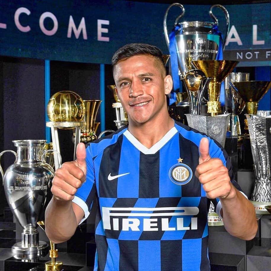 アレクシス・サンチェスのインスタグラム：「@inter ⚫️🔵」