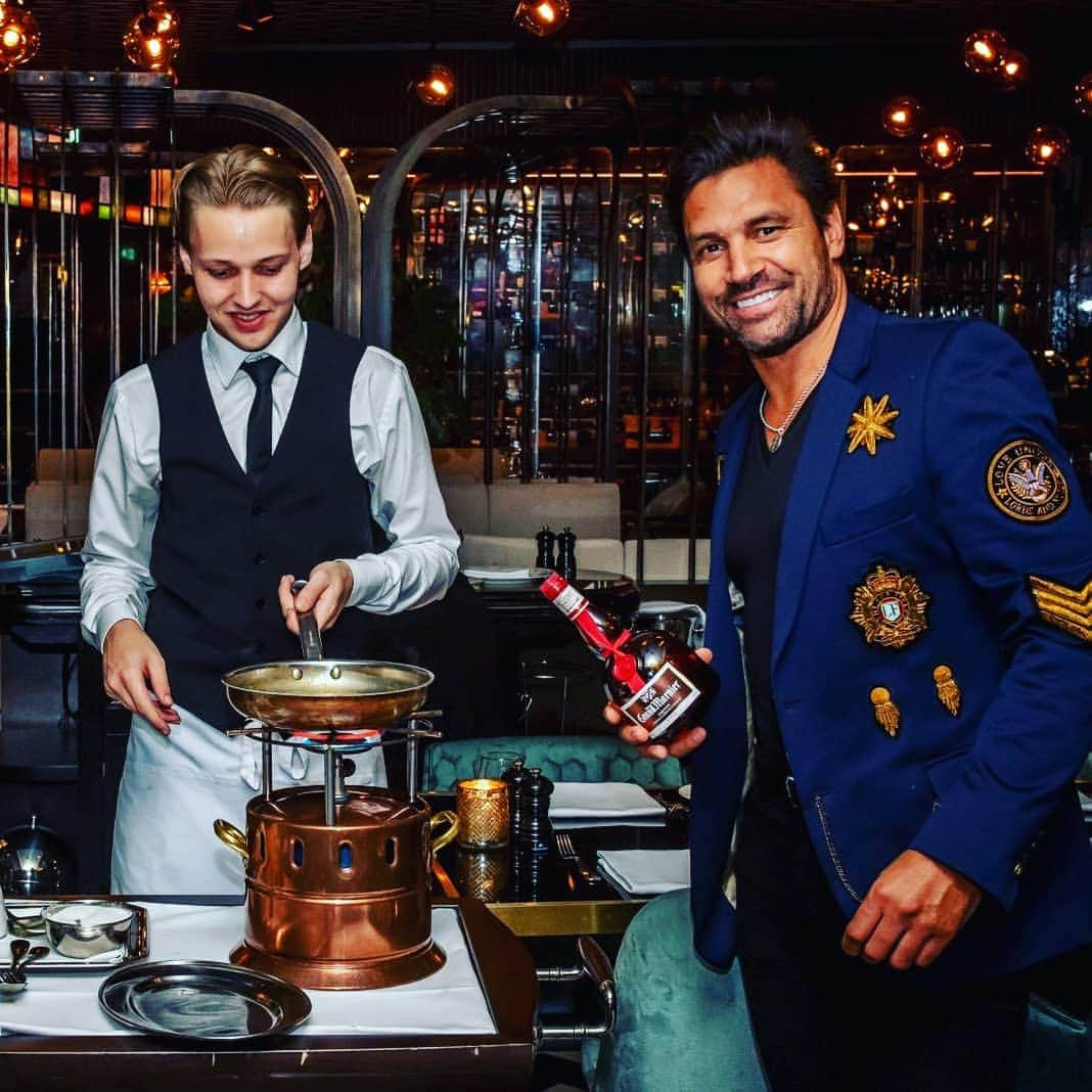 マヌー・ベネットさんのインスタグラム写真 - (マヌー・ベネットInstagram)「Helping out with the Crepe Suzette at Bodon La Grand Brasserie, Amsterdam. @bodonamsterdam photos by @bramheimensfotografie @hollywood_masters @comicconamsterdam」8月30日 16時24分 - manubennett