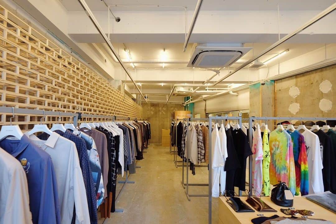 谷正人のインスタグラム：「本日はSTUDIOUS-2nd-原宿のリニューアルオープンでした。原宿本店の斜めむかいの2ndももう7年経ちました。カジュアル、トラッドをキーワードにまた本店とは違う大人なラインナップを展開しております。STUDIOUSのモードがツライ方は是非！ #studious2nd #studious #原宿」