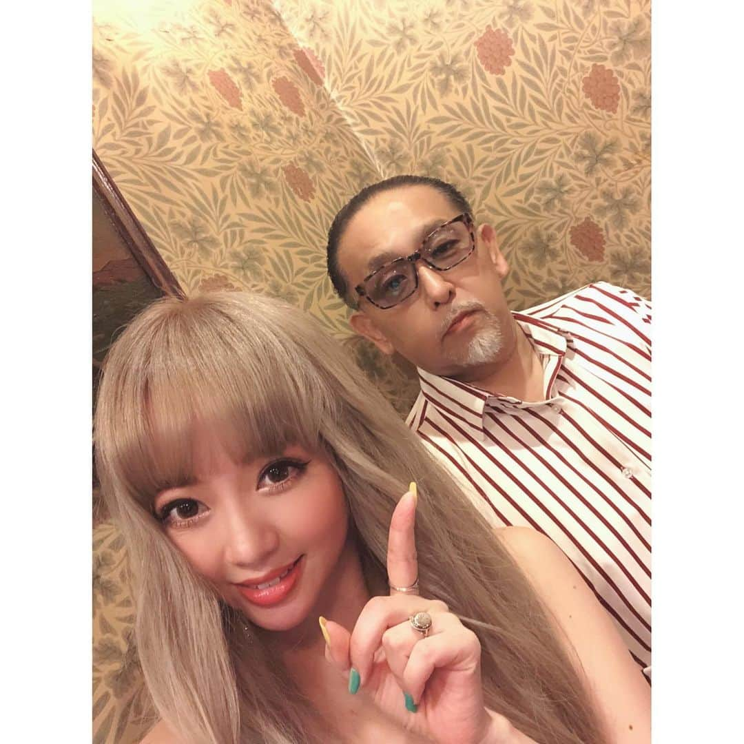 mirayさんのインスタグラム写真 - (mirayInstagram)「昨日は大先輩のスーパーベーシスト鮫島さん @h.samejima と沼津のボスDJ smokeyさん @61smokey と来年の打ち合わせご飯させていただきました🥰🙏 楽しみだー❣️❣️ . 10月の23日24日に二度目の沼津LIVEです❤️🥰❤️ 初めてお会いする九州のR&B Voユニット COOL M.Bさんと、 沼津No.1美女の可愛い可愛い樹里ちゃん @jur1nstagram.jp のグループMUSEと共演です❤️ . また近くなったら詳細アップします💋 . #鮫島秀樹 #smokey #沼津」8月30日 16時30分 - miray0705