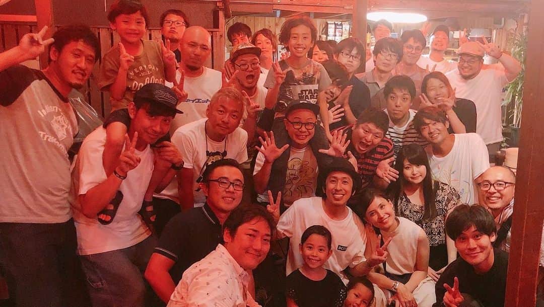 大江健次のインスタグラム：「夏はそろそろ終わりそう。 どうお過ごしですか？ 有り難い事に、この夏は、 7/24-9/2まで毎日仕事が入ると言う奇跡。 この夏の思い出は... 西武ライオンズの試合を見ながら ドラマあなたの番ですの考察ばかり。 ヤバ目の40歳です笑。  結構前ですが、 カジサックチャンネル100万人突破記念を祝し そのパーティにお誘い頂きました！ 改めて突破おめでとうございます🎉  実はカメラマンのヤスタケが同期で、紹介して貰い、 半年前から映像編集チームに入れて頂いてます。 僕が担当した回も何度かアップされています💻📲 先日アップされたオリラジあっちゃんの回、 担当させていただきました！ 昔から尊敬している漫才師の先輩、 そしてあっちゃん。後輩だけどホント尊敬してます。 二人の指針、めちゃ面白いし勉強になるす！ 魂込めまくりなので是非観てください！  有り難いことに継続してチームに入れて頂いてますが、 日々一軍の試合に食らいついて頑張っている感じす。 とにかく一軍の試合ってのはこんな大変なのかと😨 編集技術は当然上がってますし、 何よりも一流の現場で飛び交う光景。 言葉選び、言葉遣い、ワードセンス、 頭の回転や、モノの運びや切り返し、 一流の試合の映像を何度も何度も見返して研究してる感じす。 これは芸人の僕にとってめちゃくちゃ役に立ってます！  人が好き、前のめり、 そして人や出来事を1ミリも疑わない。 この方針っす。  もちろん人が嫌い、後ろめたい、 疑いから生まれる笑いもあるけどね。 もうそーゆーのはいいかなと笑。  今回のパーティでようやくカジさんにご挨拶出来て、 温かく熱いお言葉頂き、 もっと頑張らなきゃって思いました😭 いつも動画で見てるステキなご家族... マジで可愛い過ぎました😍  今回のあっちゃんとの話で出てくる、 ウルトラマンとキン肉マンのヒーローの違い。 深く凄く刺さりました。。 ヒーローになる事を前提に話している所。 そこから僕とは大きな差があるんだなと。 僕はどんなヒーローにならなければならないのか？ 考えた事もなかったす。 物凄く有り難い会話でした✍️ そしてそして、 噂と言うのは広がるもんで、 少しずつ映像編集の依頼頂いてます🙇‍♂️ あくまでプレイヤーでございますが、 クリエイターとしてもやれる男なので、 あたなの依頼、お待ちしてます！ お仕事くださいっ！  次は、あなたの番です🙌  #YouTube #編集 #カジサック #100万人登録 #おめでとうございます」