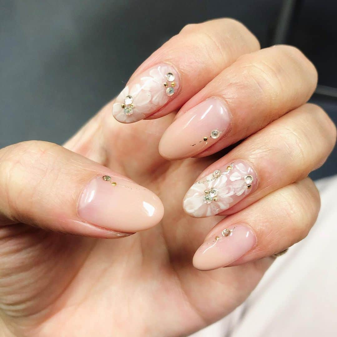 南條早紀さんのインスタグラム写真 - (南條早紀Instagram)「💅💓 . いつもピンク系だけれど、 ベージュのお爪もいいものね(*´-`)💓 . 肌馴染みカラーなのでキラキラ多め🤭 . #ネイル #ジェルネイル #趣味 #オフィスネイル #ネイルデザイン #キレイめネイル #ブライダルネイル #ベージュネイル #フラワーネイル  #かわいい #気分を上げる #秘策 #オフィスネイルの限界点を探し中」8月30日 16時46分 - nanjo_saki