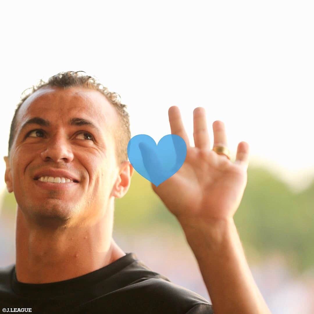 のインスタグラム：「選手とハイタッチ🙌﻿🐬✨ ﻿ #レアンドロダミアン 選手と﻿ ハイタッチ⚽️✨ ﻿ ﻿ 画像をダブルタップして﻿ 選手とハイタッチしよう🙌🙌 ﻿ ﻿ #Ｊリーグ﻿ #jleague﻿ ﻿ #川崎フロンターレ﻿ #frontale #kawasaki﻿ #ハイタッチ ﻿ #ダブルタップしてください﻿ #ダブルタップ #タップ ﻿ #かっこいい #笑顔 #にこにこ﻿ #ニコニコ #smile ﻿ #highfive #doubletap ﻿ #doubletaptohighfive ﻿ #✋️ #🤚#🙌 #😁 #🐬﻿ ﻿ #サッカー #soccer」