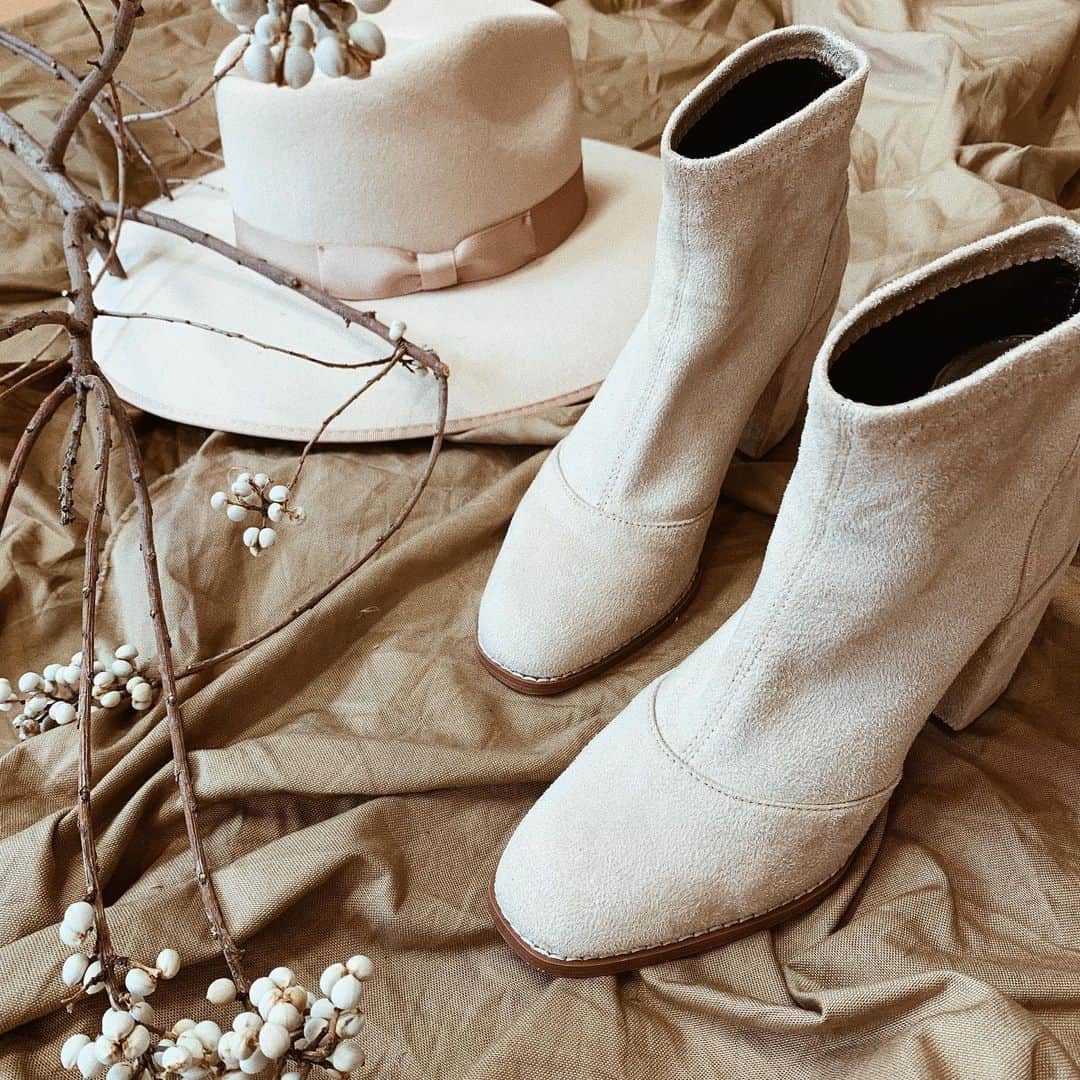 esutoreja_risaribonさんのインスタグラム写真 - (esutoreja_risaribonInstagram)「今日初おろし🙌🙌 これで全色持ってる‼︎ @searoomlynn_official ☀️☀️☀️ . . #searoomlynn  #shoes#全色持ってる#とっても愛用 #fashion#beige#boots」8月30日 16時39分 - esutoreja_risaribon
