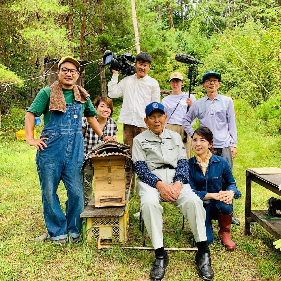 松井絵里奈さんのインスタグラム写真 - (松井絵里奈Instagram)「日本ミツバチの取材で、 長野県上伊那郡中川村に 行ってきました🐝♡ はちみつ🍯という 言葉から広がる世界観が 180度変わりました。  そもそも、日本ミツバチについて何も知らなくて、 初めは怖い…なんて思っていましたが、日本ミツバチの世界の奥深いこと。  日本ミツバチを見ていたら、それぞれ役割があってとっても賢くて驚きの連続！ 蜂について詳しい富永朝和さんの情熱と蜂への愛情、そして感謝と尊敬の想いにも感動しました。  1年以上かけて作られた 蜂さんから頂くハチミツ🍯 栄養も豊富♪♪ 感謝していただかなきゃです✨  その土地に足を運ばないと分からないこと知れないことって山ほどあるなと思いました。 先入観なしで学ばせて頂くことが大切だと気付きます。  自然豊かな中川村。 人も温かくてまた行きたい場所が増えました❤︎ #にほんみつばち#蜂#🍯#🐝 #長野県#中川村#自然#ハニー #養蜂女子部#はちみつ#蜂蜜 #天然#うまい#百花蜜#食育 #環境についても考える #松井絵里奈」8月30日 16時40分 - erina74xx