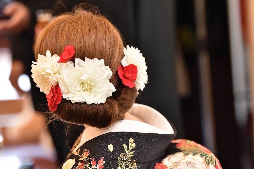 アニエス・ガーデン名張さんのインスタグラム写真 - (アニエス・ガーデン名張Instagram)「． ． @agnesgarden_nabari ． 【#花嫁ヘア 】 ． ． #色打掛 を着用された、ヘアスタイル✨ 髪の毛をほぐすスタイルも人気ですが、このように和に寄せたほぐさないヘアスタイルは#和装 にぴったり💫 色打掛に合わせた色のお花を添えることにより、華やかさが倍増します⸜🌷︎⸝‍ ． ． *☼*―――――*☼*――――― ． ． ＊おすすめフェア＊ ． 8月31日 10時から 【挙式プレゼント中】 【フルコース無料試食付き】 総額3万3千円フルコース無料試食×会場コーディネート見学×相談会 ． その他ブライダルフェア開催しております✨ お問い合わせ＆ご予約受け付けております🙌 ． ． *☼*―――――*☼*――――― ． 素敵な写真がたくさん！ 【#アニエスガーデン名張】 ぜひご覧ください⋆°｡✩ ． *☼*―――――*☼*――――― ． #アニエス #アニエスガーデン #三重県花嫁 #三重花嫁 #結婚式場 #結婚式 #ウエディング #wedding #ブライダル #bridal #プレ花嫁 #プレ花嫁さんと繋がりたい #卒花嫁 #卒花嫁レポ #ウエディングフォト #ブライダルフォト #花嫁 #marry花嫁 #花嫁ヘアスタイル  #花嫁ヘアメイク  #ブライダルヘア  #ブライダルヘアメイク  #ウェディングヘア  #weddinghair  #bridalhair ． ． Tel:0800-123-0214(フリーコール)  0595-62-0214 営業時間:平日11:00~18:00  土日祝10:00~19:00 定休日:毎週水曜・第2,4火曜」8月30日 16時40分 - agnesgarden_nabari