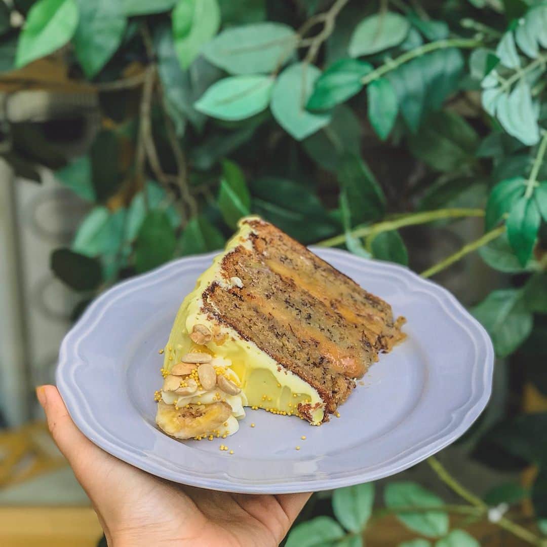 Eat With Steph & Coのインスタグラム：「Think I’ve found my peanut butter heaven... 🥜 This is the BANANA PB & CARAMEL cake - the newest addition to @butterbelieveit, launching this weekend at the @londonbrunchfest!  Absolutely delicious, not too sweet and the perfect balance of filling x cake x icing!! 💯  Also LOVED the peanut butter x red velvet cookie (aka. my butter half) and their Earl Grey cake mush. Genuinely recommend checking out this cute shop when in @spitalfieldse1. Can’t wait to hear what you guys think! 💖📷 @vernahungrybanana #invite #preview #butterbelieveit #beautifulfood #bananacake #peanutbutter #caramel #brunch #dessert #londonbylondoners #timeoutlondon #ldn」