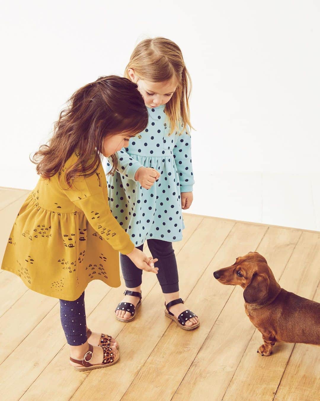のインスタグラム：「There's too much cuteness in one photo, we can't cope! 🙊 🔍 Dresses: 912043 & 326087 Leggings: 506731 & 591801 Sandals: 913961 & 923472. #cute #kidswear #nextkids #kidsfashion #kidstyle #dress #dog #dogsofinstagram #new」