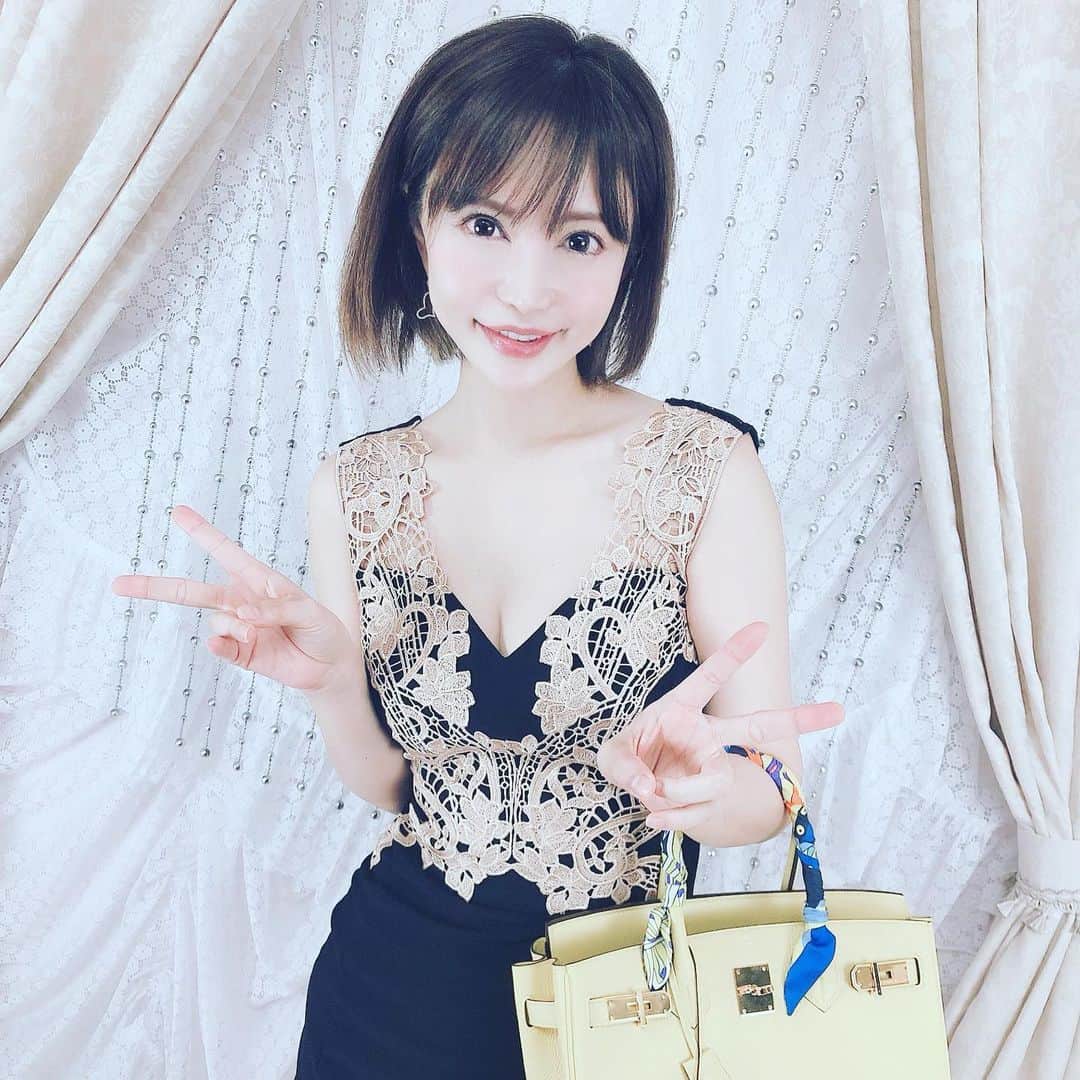 里美ゆりあのインスタグラム：「里美ゆりあ夜オフ会やります❤️ 皆さんご応募ドシドシお待ちしております(o^^o) ■日時：9/27(金)18:30～(2.5時間程度) ■場所：東京　港区エリア (詳細はお申し込み完了された方へ別途お送りします) ■会費：￥30,000 ■定員：18名 (申込応募多数の場合は一部抽選にて選出させていただきます) 【内容】 - - - - - - - - ・お飲み物、料理(コース) ・里美ゆりあのまな板ショー(魚捌き)、サイン、撮影、私物プレゼント抽選会  ティーパワーズオフィシャルTwitter、里美ゆりあTwitterにお申込みURLの記載がございます。」