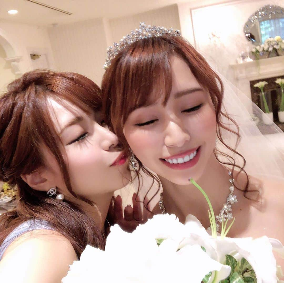 雛姫愛さんのインスタグラム写真 - (雛姫愛Instagram)「6月のれんの結婚式♡  終始幸せな1日でした♡  この日の為にみうまなも1ヶ月以上前かられんの結婚式の準備してて本当に楽しみにしてたの！ りさとお揃いのドレス用意したりスピーチのお手紙書いたりサプライズのコルクボード作ったり余興ムービーの撮影したり二次会の準備したりやることたくさんだったんだけど準備の時間もすごく充実だった♡  当日会場の人と確認作業してたらブーケトスの場所に行くの遅れて注目されて恥ずかしかったり両国さんのスピーチで次はまなさん来年ですねとかいじられたりりさが具合悪くなってスピーチの順番変えてもらったり想定外のことがちょいちょいあったけどいい思い出♡わら  #れんまなみう #まゆかなりさ #wedding  #おめでとう #幸せになってね」8月30日 16時48分 - mana_hinaki