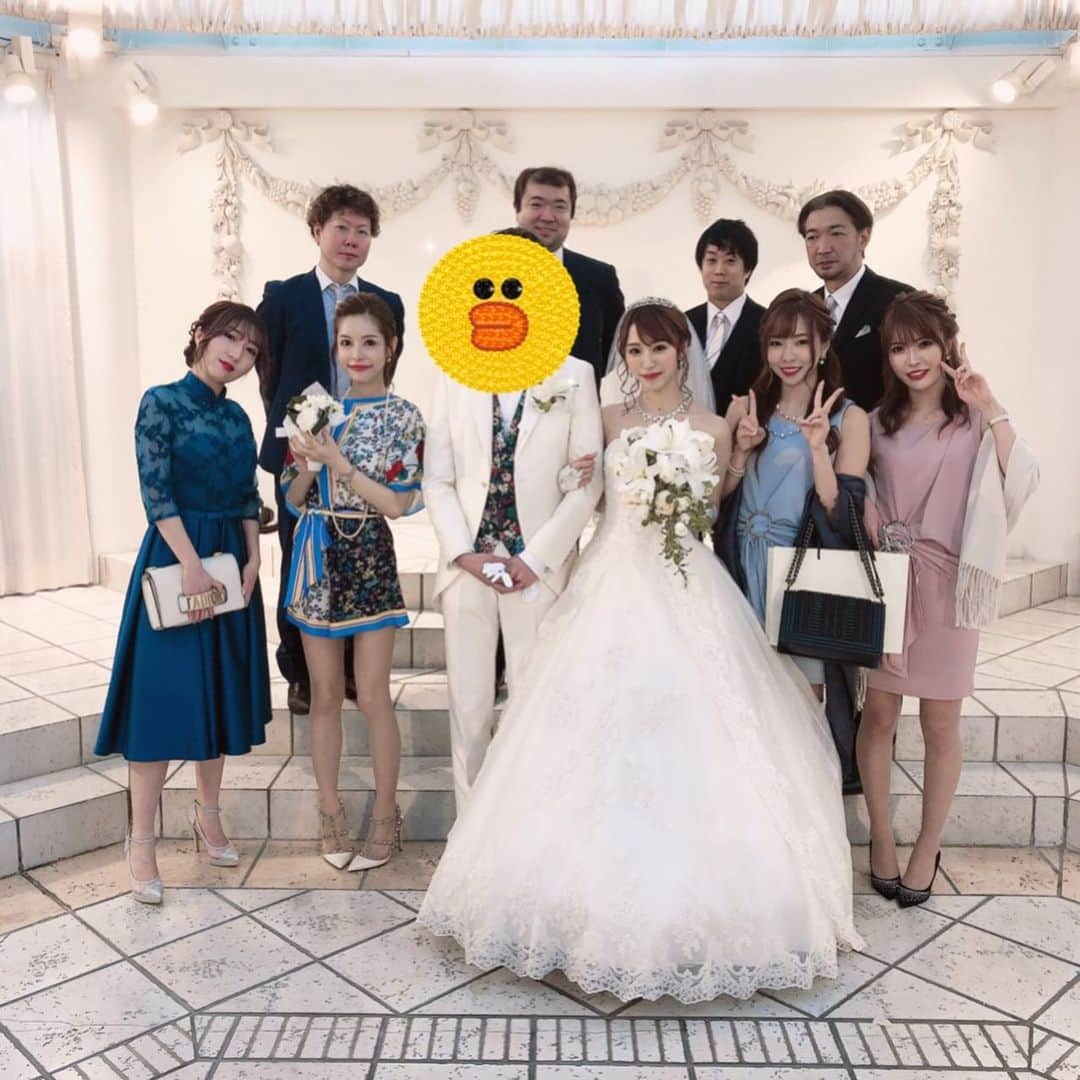 雛姫愛のインスタグラム：「6月のれんの結婚式♡  終始幸せな1日でした♡  この日の為にみうまなも1ヶ月以上前かられんの結婚式の準備してて本当に楽しみにしてたの！ りさとお揃いのドレス用意したりスピーチのお手紙書いたりサプライズのコルクボード作ったり余興ムービーの撮影したり二次会の準備したりやることたくさんだったんだけど準備の時間もすごく充実だった♡  当日会場の人と確認作業してたらブーケトスの場所に行くの遅れて注目されて恥ずかしかったり両国さんのスピーチで次はまなさん来年ですねとかいじられたりりさが具合悪くなってスピーチの順番変えてもらったり想定外のことがちょいちょいあったけどいい思い出♡わら  #れんまなみう #まゆかなりさ #wedding  #おめでとう #幸せになってね」