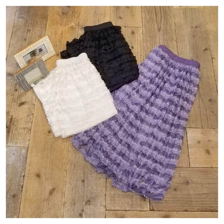 furryrate officialのインスタグラム：「【2019 autumn collection】 ▶skirt #フリンジレースフレアスカート No.45023015 ブラック/オフホワイト/パープル ¥8,532- . #furryrate #furry #ファーリーレート #ファーリー #スカート #レース #総レース #skirt #秋 #autumn #autumnfashion #autumncollection #フリンジ #フェザー」