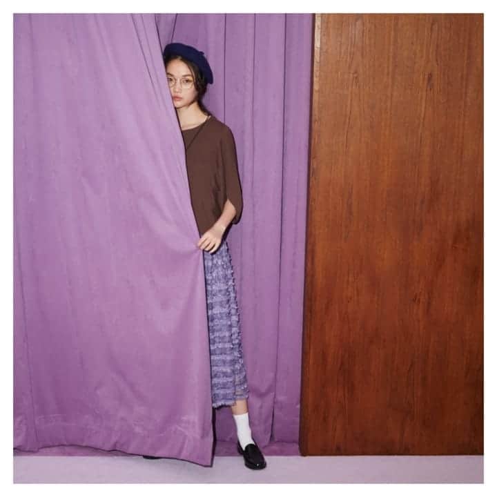 furryrate officialのインスタグラム：「【 autumn collection】 . . 羽のようなフリンジレースが 秋冬のスタイリングに華やかさを添える1枚 . . @uta_nao @yumi.nemoto.made #furryrate #furry #ファーリーレート #ファーリー #スカート #レース #総レース #skirt #秋 #autumn #autumnfashion #autumncollection #フリンジ #フェザー」