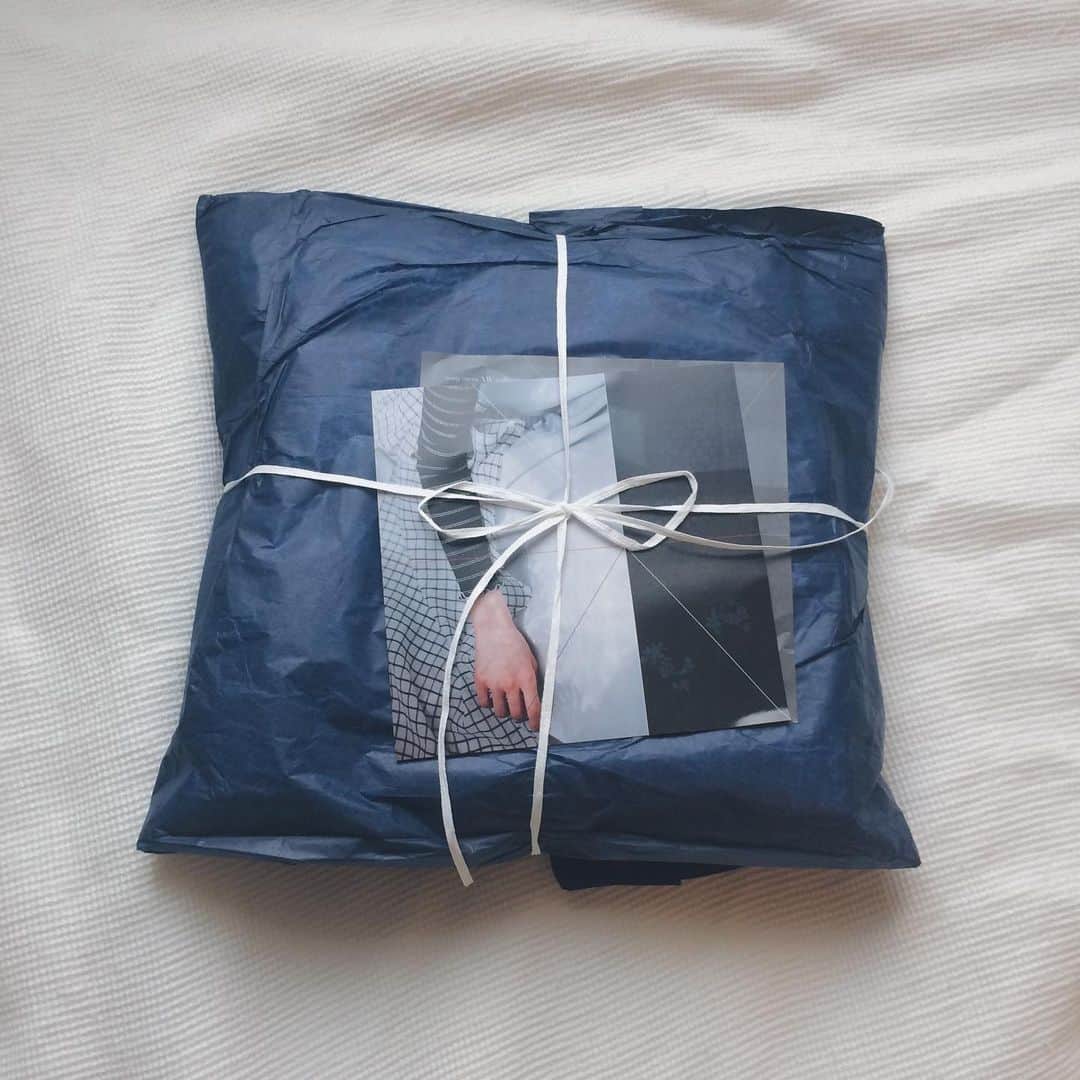 真山朔のインスタグラム：「🔵 何時間も悩んで決めてオーダーしたお洋服が、 ついに今日届いて嬉しくて自慢したくて、とりあえずママに電話した( マザコン) 早く夏終われ！！！って心から思うくらい素敵な服なのです！！ あーー！！身に纏うものは私を最高に幸せにしてくれる。」
