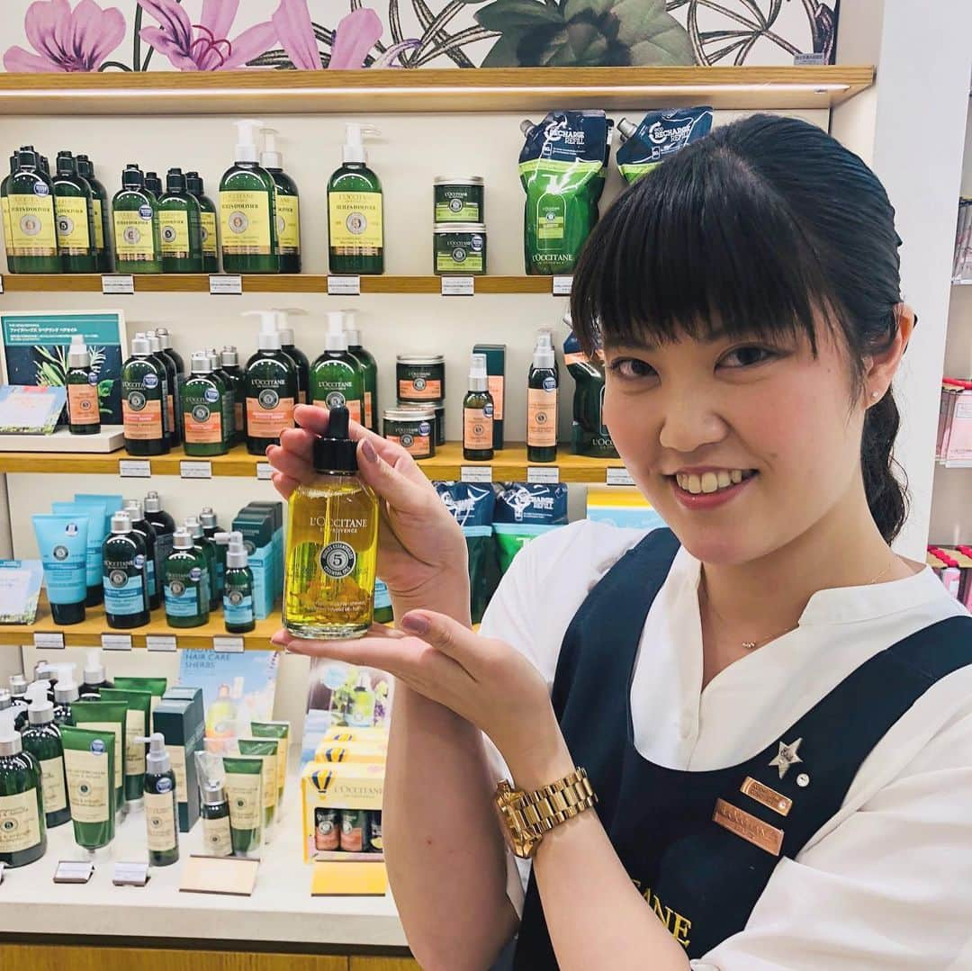 L'OCCITANE en Provenceさんのインスタグラム写真 - (L'OCCITANE en ProvenceInstagram)「大人気ヘアケアシリーズ「ファイブハーブス リペアリング」から、ダメージ補修に特化したオイルが新登場✨ ﻿ ﻿ ベストセラーのリペアリングヘアオイルとの違いや髪質に合わせた使い分けのコツをエトワール(*)が解説します！﻿ ﻿ 💓リペアリングシリーズとは？﻿ ﻿ さらっとした指通りと毛先まで輝くツヤ。﻿ うっとりするようなアロマティックハーブの香り。﻿ パサついてツヤのないダメージヘアや、﻿ 枝毛や切れ毛がきになる方にぴったりな﻿ ダメージ補修に特化したラインです。﻿ ﻿ 🌻新オイル「リペアリングインテンシヴオイル」 （写真右）﻿ ﻿ 洗い流さないトリートメントとして﻿ タオルドライのあとに髪になじませて使用します。 つけた瞬間浸透し、ダメージ髪を補修する﻿ 美容液のようなヘアオイル✨ プロヴァンス産のヒマワリの花びらが舞い踊る﻿ 印象的なボトルにもご注目！﻿ ﻿ 「浸透が早いので重さを感じません。﻿ キューティクルが開いている﻿濡れ髪に馴染ませると 効果をより実感できます。﻿ 髪のダメージを芯から補修してくれて、﻿ 痛んでいることを忘れるほどの効果を実感できます！﻿ 何をしてもダメージが出てしまうお悩みの方に﻿ ぜひ試していただきたいです💓」﻿ （エトワールより）﻿ ﻿ ﻿ 🌼ベストセラーオイル「リペアリングヘアオイル」﻿ (写真左) ﻿ タオルドライ後やスタイリング前、﻿ 毛先を中心に髪になじませて使用。﻿ さらりとした軽やかなテクスチャーが﻿ 髪の内部にすばやく浸透し、﻿ 髪にうるおいとツヤを与えます。😉 サラサラヘアに憧れる方にオススメ！ ﻿ 「朝のスタイリング時や﻿髪のパサつき、 ごわつきが気になるときに﻿ 髪になじませると、サラリとまとまります。 ﻿熱ダメージから髪を守ってくれるので、﻿ ヘアアイロンを使うにも大活躍👍 指通りのよいサラサラヘアになれますよ」﻿ （エトワールより）﻿ ﻿ ﻿ 「顔の額縁」ともいわれる髪を美しく保つために、﻿ リペアリングの２種のオイル、 ぜひ活用してみてくださいね😊﻿ ﻿ ﻿ (*)全国約800名のBA(ビューティーアドバイザー)の中から選ばれた接客のプロ﻿ ﻿ #ロクシタン #ファイブハーブス #新発売 #新商品 #ヘアケア #ヘアケア用品 #ヘアケア商品 #ヘアケアグッズ #ダメージヘア #美容 #お助けコスメ #天使の輪 #トリートメント #化粧品 #ヘアトリートメント #ヘアオイル #夏コスメ #夏コスメ2019 #洗い流さないトリートメント #ハーブ #美髪 #ヘアスタイリング #ヘアカラー #おすすめコスメ #キレイになりたい #コスメ好き #herb #loccitane」8月30日 16時56分 - loccitane_jp