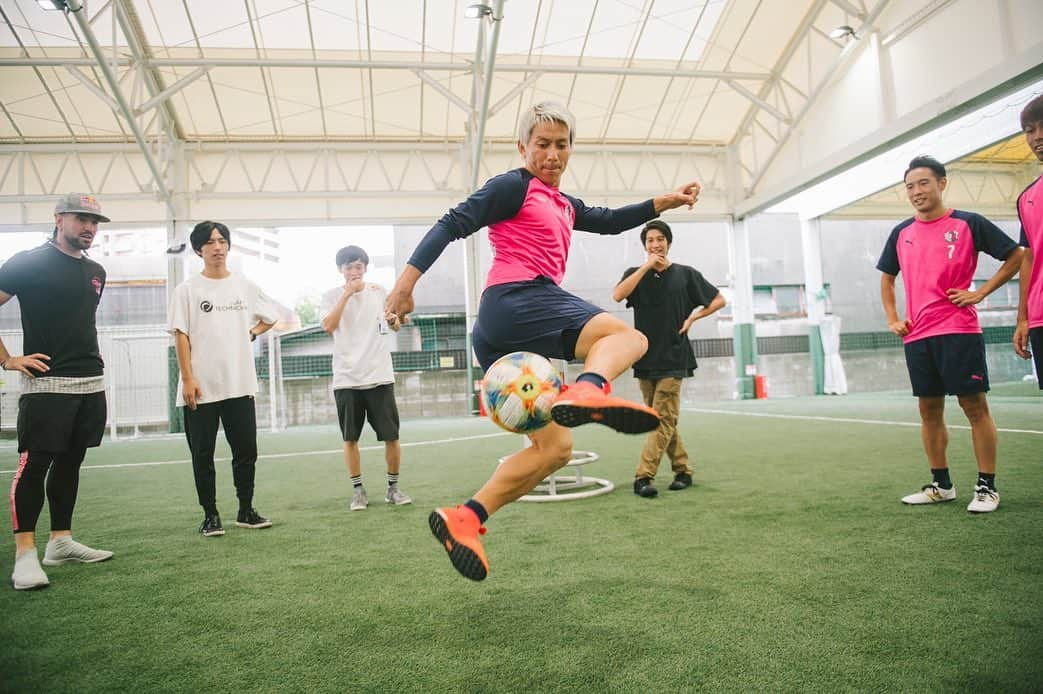 田中亜土夢さんのインスタグラム写真 - (田中亜土夢Instagram)「Red Bullの撮影⚽️ @redbulljapan  @redbull  @seanfreestyle  @tokura_freestyle  @ibkfreestyle  Thanks🙏🙏🙏 #レッドブル #redbull #redbulljapan #GivesYouWings」8月30日 16時56分 - atom_tanaka_official