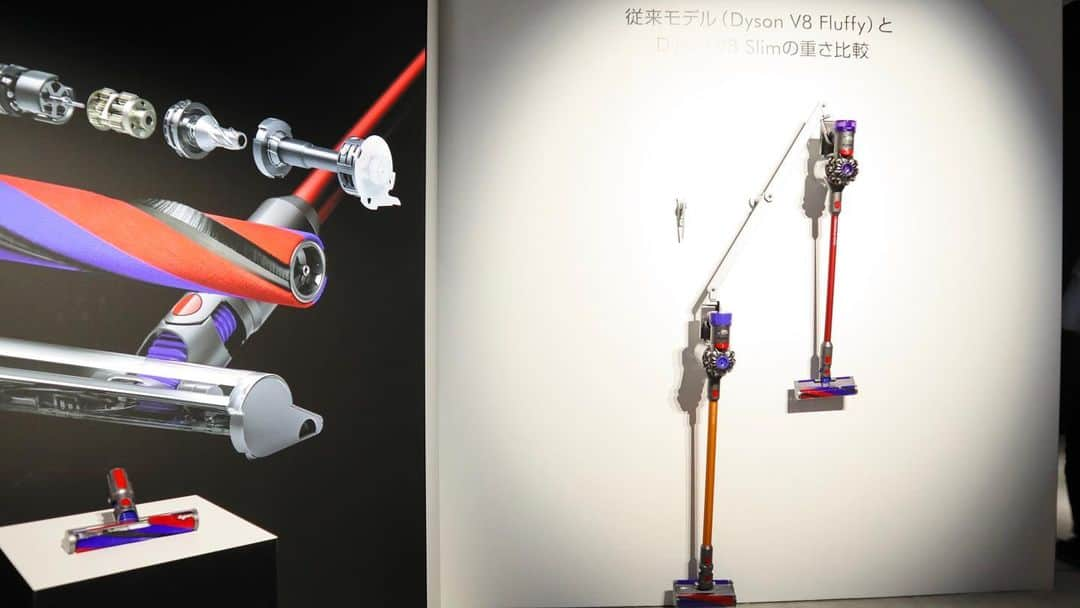 nanaさんのインスタグラム写真 - (nanaInstagram)「ㅤ @dyson から新しく発売された｢dyson v8 slim｣を 体験してきてんけど𓀙𓀙 ㅤ これ、狭い我が家にぴったりで🥺 欲しい🤤🤤 ㅤ ㅤ #dysonv8slim コードレスクリーナーは 日本の住環境の為に開発された 日本限定発売された新製品✨ ㅤ 40%も小型、軽量化された 新しいスリムソフトローラークリーナーヘッド😍 クリーナーヘッドだけでなくて パイプ部分よりも短く軽くされてるから 質量が2.15kgと軽い🤤🤤 ㅤ しかもしかも性能は 他の軽量コードレスクリーナーが 取り切れなかった微細なホコリも 取ってくれるという‼️ 素晴らしい👏😍 ㅤ ㅤ まさに｢小型化、軽量化｣と ｢吸引力｣のバランスが最適やねん✨✨ ㅤ ㅤ 実際に手に取って使用してみてんけど 細い狭い隙間も掃除できるし 小回りきくし、とにかく軽くていい❤️ ㅤ ほんま、うちにぴったり😂🤤 ほんまにほんまに欲しい🤤🤤🤤 ㅤ ㅤ 会場では他に 精巧に作られたミニチュアアートのブースや dysonの分解/組み立てを体感できたりなど 見て聞いて触れて、楽しいイベントやった😍😇 ㅤ ㅤ ㅤ いやー、ほんま欲しい🤤💓 ㅤ ㅤ ㅤ ㅤ ㅤ ㅤ #ダイソンな暮らし #ダイソンv8スリム #pr #掃除機 #コードレスクリーナー #クリーナー #ダイソン #dyson #写真好きな人と繋がりたい #カメラ女子 #カメラ好きな人と繋がりたい #ファインダー越しの私の世界 #家電 #電化製品」8月30日 16時58分 - nanapanda517