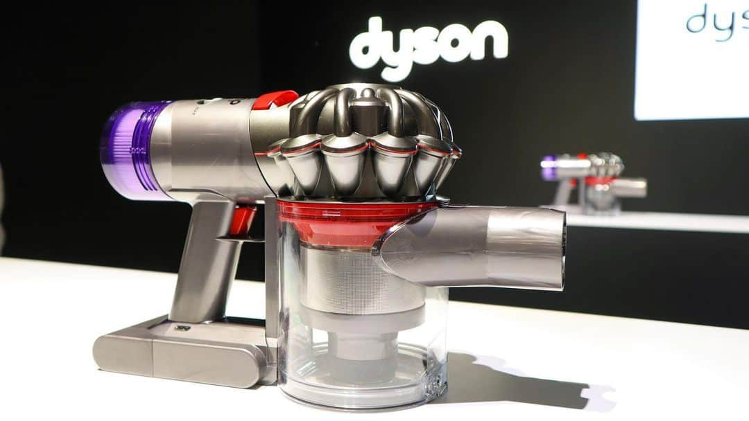 nanaさんのインスタグラム写真 - (nanaInstagram)「ㅤ @dyson から新しく発売された｢dyson v8 slim｣を 体験してきてんけど𓀙𓀙 ㅤ これ、狭い我が家にぴったりで🥺 欲しい🤤🤤 ㅤ ㅤ #dysonv8slim コードレスクリーナーは 日本の住環境の為に開発された 日本限定発売された新製品✨ ㅤ 40%も小型、軽量化された 新しいスリムソフトローラークリーナーヘッド😍 クリーナーヘッドだけでなくて パイプ部分よりも短く軽くされてるから 質量が2.15kgと軽い🤤🤤 ㅤ しかもしかも性能は 他の軽量コードレスクリーナーが 取り切れなかった微細なホコリも 取ってくれるという‼️ 素晴らしい👏😍 ㅤ ㅤ まさに｢小型化、軽量化｣と ｢吸引力｣のバランスが最適やねん✨✨ ㅤ ㅤ 実際に手に取って使用してみてんけど 細い狭い隙間も掃除できるし 小回りきくし、とにかく軽くていい❤️ ㅤ ほんま、うちにぴったり😂🤤 ほんまにほんまに欲しい🤤🤤🤤 ㅤ ㅤ 会場では他に 精巧に作られたミニチュアアートのブースや dysonの分解/組み立てを体感できたりなど 見て聞いて触れて、楽しいイベントやった😍😇 ㅤ ㅤ ㅤ いやー、ほんま欲しい🤤💓 ㅤ ㅤ ㅤ ㅤ ㅤ ㅤ #ダイソンな暮らし #ダイソンv8スリム #pr #掃除機 #コードレスクリーナー #クリーナー #ダイソン #dyson #写真好きな人と繋がりたい #カメラ女子 #カメラ好きな人と繋がりたい #ファインダー越しの私の世界 #家電 #電化製品」8月30日 16時58分 - nanapanda517