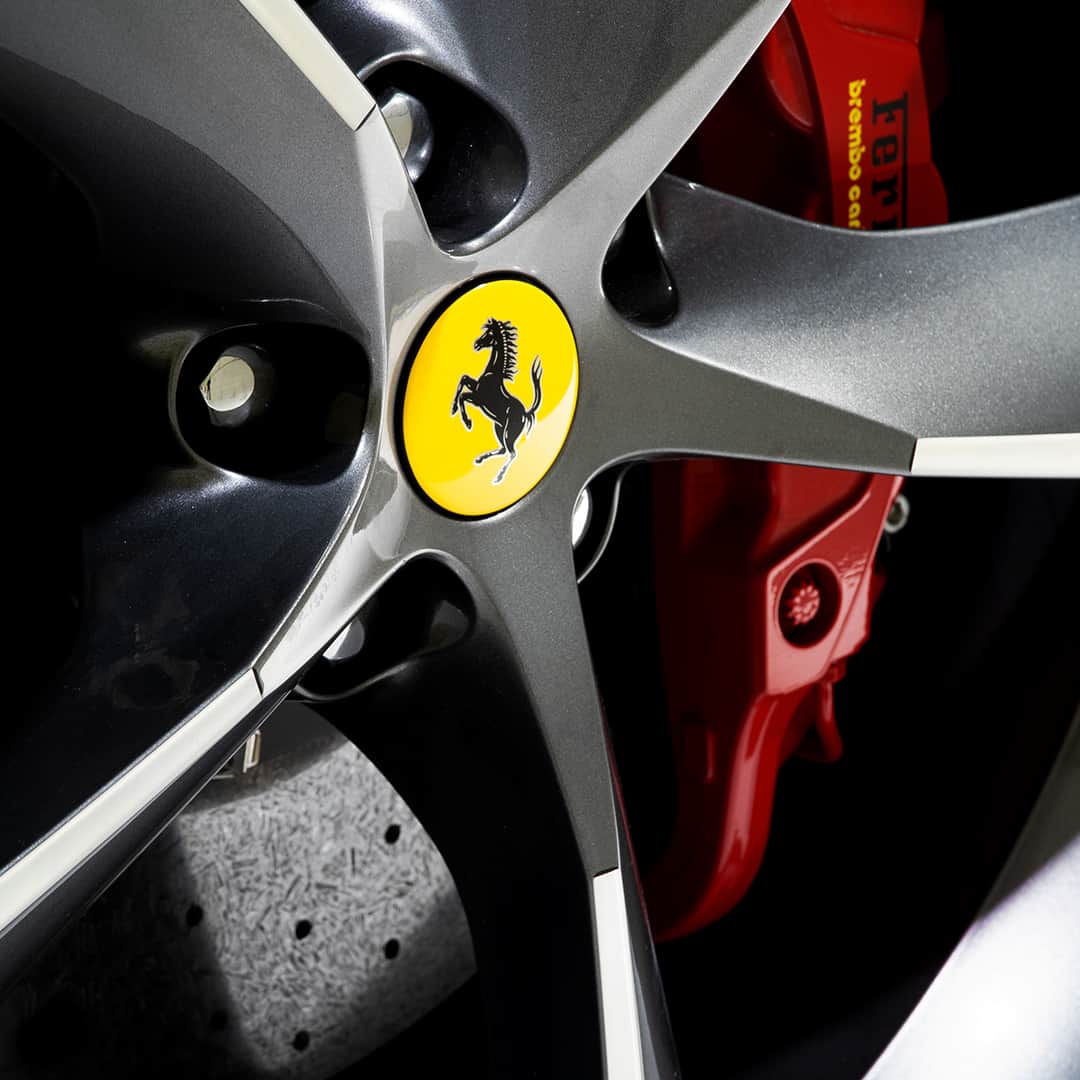 フェラーリさんのインスタグラム写真 - (フェラーリInstagram)「#Ferrari: values rooted in delivering the utmost in both performance and superior design. #Details #ItalianDesign #LuxuryCars」8月30日 17時00分 - ferrari