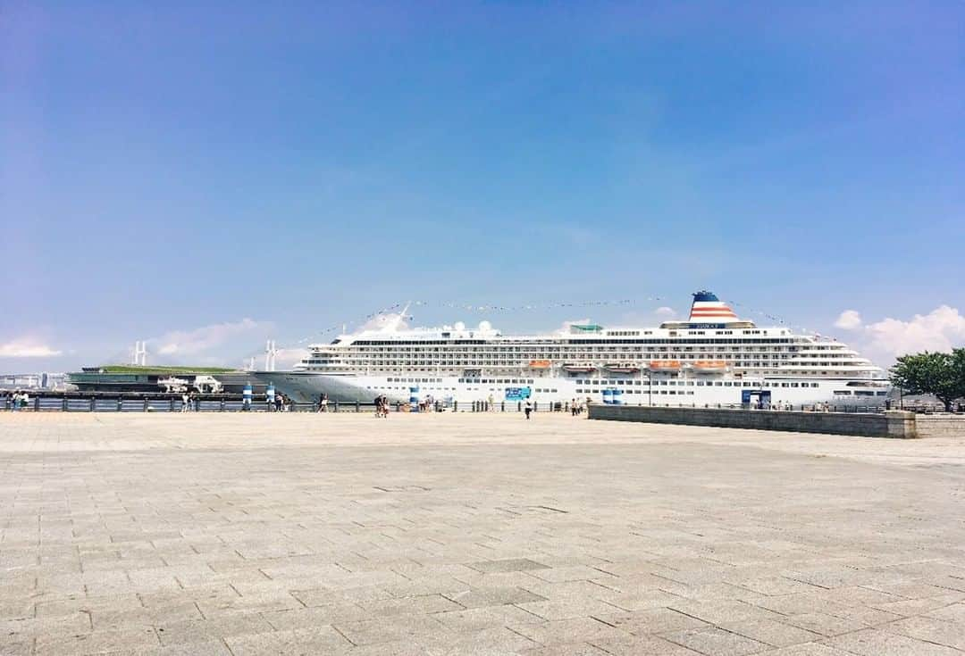 東京カメラ部 横浜分室さんのインスタグラム写真 - (東京カメラ部 横浜分室Instagram)「「どこに行くのかな？」⠀ .⠀ 大さん橋に停泊している大型客船をみると、次はどこに行くのかな？とつい考えてしまいます。海は世界中へと繋がっているんだと感じさせられる瞬間です。みなさんもそんな素敵な瞬間を味わいに、みなとみらいへ遊びにきませんか。⠀ .⠀ みなとみらい線公式Facebook「わたしの横浜4.1キロさんぽ」で横浜の魅力を発信中！⠀ そちらも是非ご覧下さい！<PR>⠀ .⠀ #みなとみらい線フォト散歩 #みなとみらい線フォトさんぽ #みなとみらい線 #横浜 #新高島 #みなとみらい #馬車道 #日本大通り #元町中華街 #yokohama #東京カメラ部 #Japan #photo #写真 #日本 #夏の終わり #大さん橋 #大桟橋 #船 #客船 #passengership #港 #風景 #ファインダー越の風景 #カメラが好きな人と繋がりたい #写真の奏でる私の世界 #artofvisuals #explorejapan #beautifuldestinations #ilovejapan」8月30日 17時00分 - tcc.yokohama