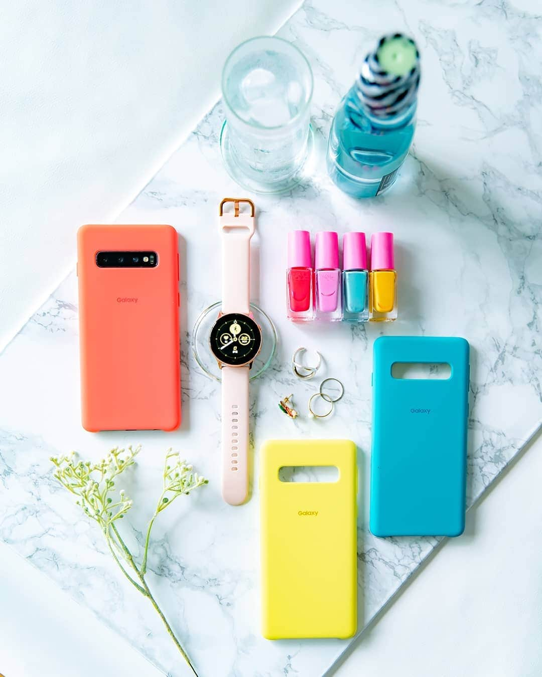 Galaxy Mobile Japanさんのインスタグラム写真 - (Galaxy Mobile JapanInstagram)「お気に入りは何色か教えてね✨「Galaxy S10｜S10+ Silicone Cover」🌈 詳細は画像をタップ👏 ブルー、イエロー、ピンク…その日のコーデに合わせてカバーや、スマートウォッチの文字盤を着せ替えてみるのも楽しいですよ♪あなたの今日の気分は何色？😎 📸#GalaxyS10 #withGalaxy Photo by @6151 ・ ・ ・ #GalaxyWatchActive #スマートフォン #スマホカバー #スマートフォンケース #スマートウォッチ #夏コーデ #夏ファッション #ガジェット #ガジェット好き #Galaxyカメラ部」8月30日 17時01分 - samsungjpn