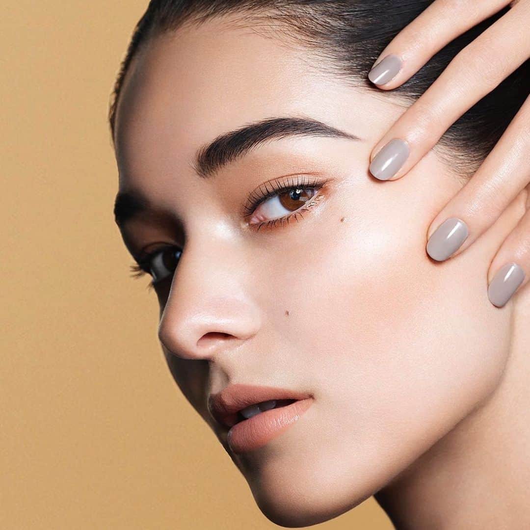 のインスタグラム：「Transform your look with modern, well-groomed eyebrows.﻿ ﻿ 3D CONTOROL EYEBROW﻿ SOLID EYEBROW PENCIL﻿ ﻿ Available from 6th September 2019 in Japan,19th September 2019 in the UK.﻿ ﻿ 表情までも更新する。﻿ 清冽な旬の眉へ。﻿ ﻿ 3D コントロール アイブロウ﻿ ソリッド アイブロウ ペンシル﻿ ﻿ 2019年9月6日（金）全国発売／2019年8月30日（金）予約開始﻿ ﻿ 表情煥然一新，打造個性凜然的流行眉型。﻿ ﻿ 晶采3D眉彩盤﻿ 晶采妍色眉筆﻿ ﻿ 日本 2019年9月6日正式上市／2019年8月30日開放預約﻿ ﻿ #SUQQU #スック #cosmetics #jbeauty #アイブロウ #eyebrow」