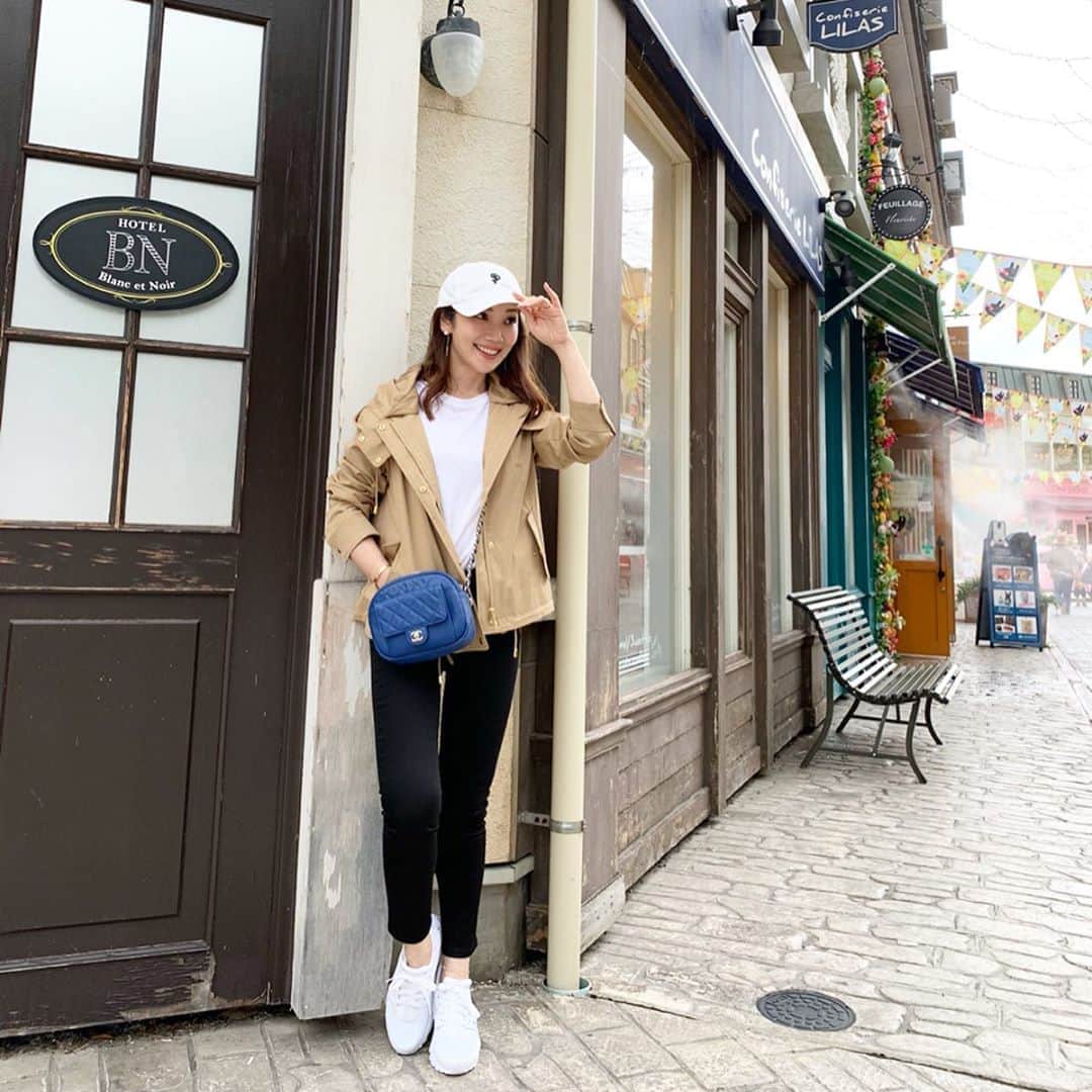 のインスタグラム：「・ ・ 先日の富士急ハイランド🎡 秋のレジャーにちょうどいいブルゾンで… ・ 新色のベージュを着てみました！ （発売中です♡） ・ しかし娘はほんっっとうに絶叫マシン好き🎢 富士急ハイランドには絶叫優先券たるものがあるから もちろん全制覇したよね✌️ ・ tops→#whimgazette  pants→#jcrew  outer→#lialapg sneaker→#nike bag→#chanel ・ #coordinate #outfit #ootd #look #style #fashion #wardrobe #instagood #instafashion #ママコーデ #ママコーディネート#ママファッション #コーディネート #ファッション #ブルゾン #休日コーデ」