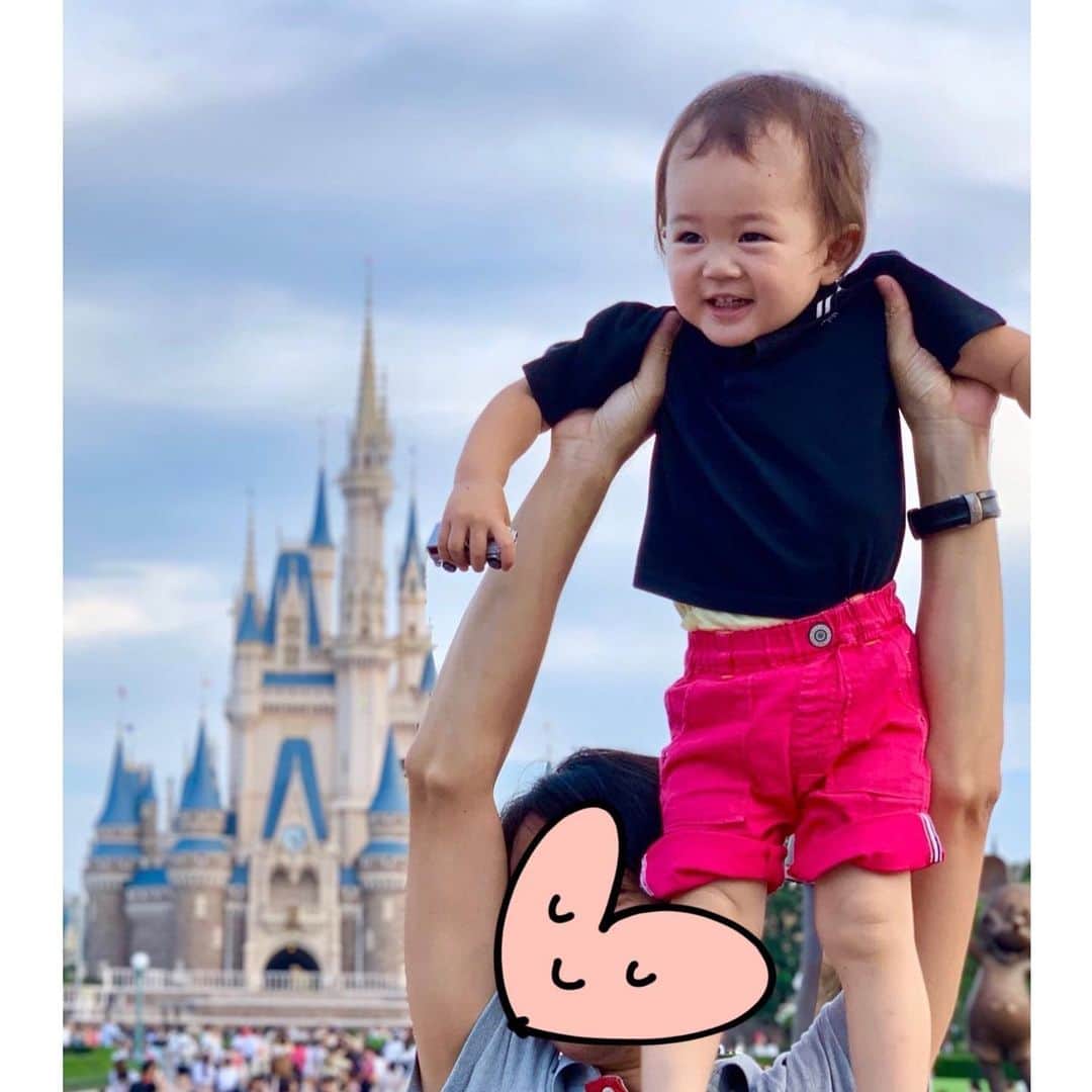 花田浩菜のインスタグラム：「#夏らしいこと 🌻 今の時期限定の夏5パスポートで17時以降の#ディズニーランド へ😊 . . 息子と七夕ぶりのディズニー⭐️ 今のシーズンは#ディズニー夏まつり がやっていて、結局普通のお祭りには一度しか行かなかったので夏祭り気分も楽しめるのはありがたい😂 今回は色だけミッキーっぽくして出かけたけれど、来年は浴衣と甚平みんなできてお祭りも花火大会もいきたいな❤️ 17時以降ならそこまで暑くないし、今の時期に最適✨ . 17時以降ってまだ明るいうちに入れるので、まだ日があるうちにちょっと写真を撮って、予約してたレストランに行って、イッツアスモールワールドに乗って、#エレクトリカルパレード を見て、抽選で当たった#レッツパーティグラ のショーを見て〜としてたらあっという間！ . . ディズニー大好きな息子氏、『きー！（ミッキー）、ぷー！グーフィー！』と大興奮でした❤️ 入った瞬間から興奮してしまって走り回っていたのでまだ大変な時期だったわ😂と思いましたがw、 ショーを見ている時の息子が一緒に踊ってたり、嬉しそうに『きゃー😍』と両手を上げてたりしているのを見ると楽しそうでなにより❤️と思いました😊 はじめて見たレッツパーティグラ、本当に楽しいショーで、キャラクターも勢ぞろい。乗り物やショーを楽しめるようになってきて成長を感じたなあ✨ また来ようね👶💕 . . #夏の思い出 #子連れディズニー #東京ディズニーランド #ミッキー #子連れでお出かけ #男の子ママ #1歳児 #1歳11ヶ月 #赤ちゃんのいる生活 #シンデレラ城 #シアターオーリンズ #エレクトリカルパレード #ミッキー #happy #happydays」