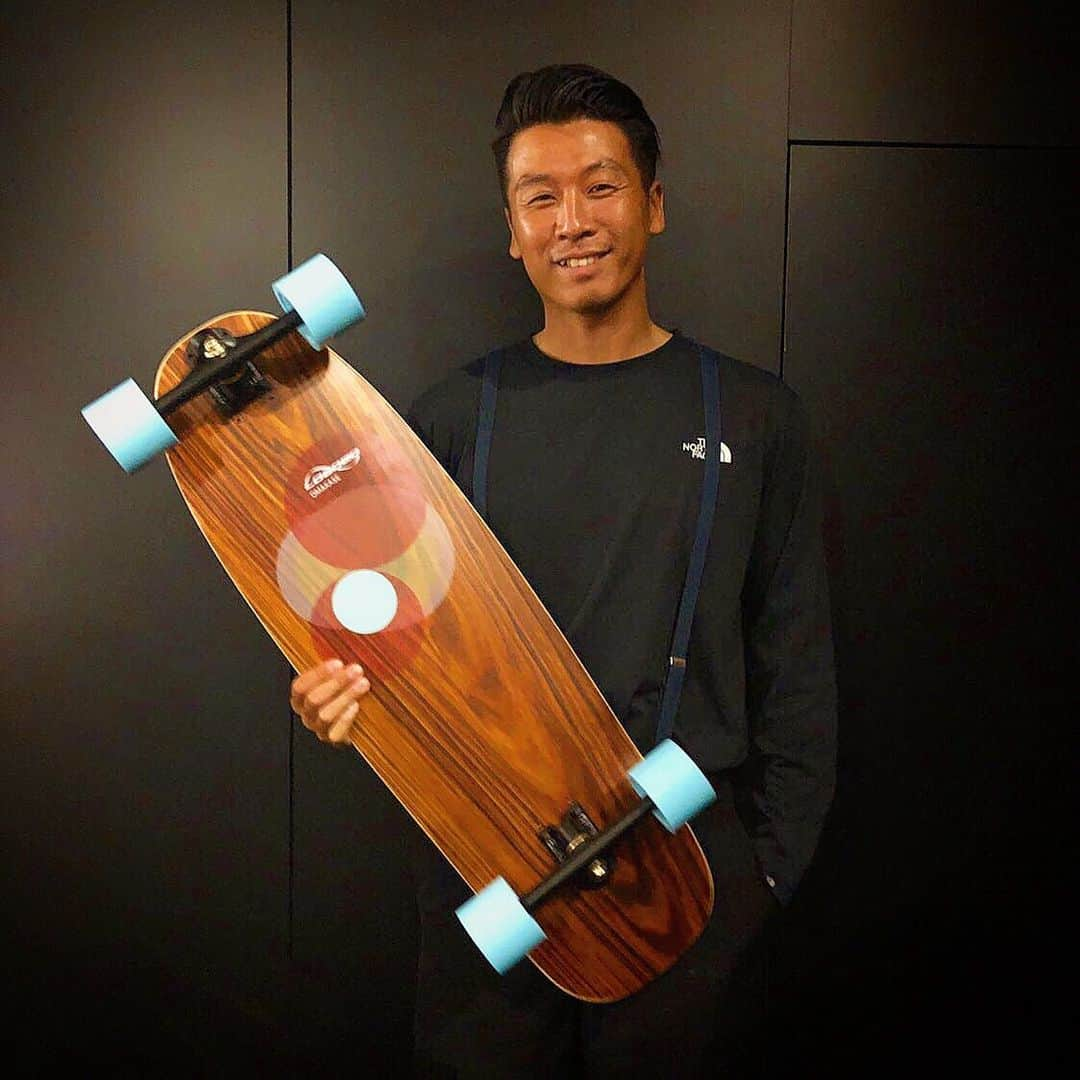 佐々木明さんのインスタグラム写真 - (佐々木明Instagram)「【Today世界同時発売】 @loadedboardsjapan のOMAKASE.満を持して世界へ投入の最新のスピード野郎専用機。 bambooのハイブリットでシナリにしなやかさとアグレッシブさが混ざってスピードが出た時の安定感は半端な話ではないんですよ。 駐車場からビーチ迄の道程が楽しみで仕方がない🛹&🏄‍♂️ そしてかっ飛ばしも🚀 いつも俺の移動ライフをサポートしてもらい感謝です🙏 ・ ・ THE NEW LOADED OMAKASE has officially landed upon the salivating palates of shops all around the world! . This scrumptious morsel of culinary craftiness sports a robust kicktail, wheel flares, rocker, and multiple wheelbases as well as two different flavored graphics to please the taste buds of any skater out there！ ・ ・ @loadedboardjapan @yukihikoyamada #loadedboards #loadedOmakase #Longboards @OrangatangWheels @paristruckco」8月30日 8時09分 - akiraexploring