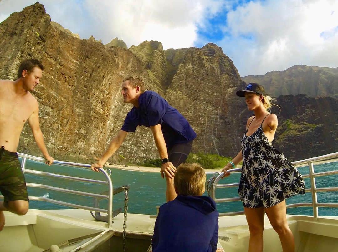 のインスタグラム：「Island adventures with my ohana are my favorite!!! I don’t think I could feel at home anywhere else!!! @napalicatamaran 🤙🏽 @sammartinsurf  #ohana #islandgirl」