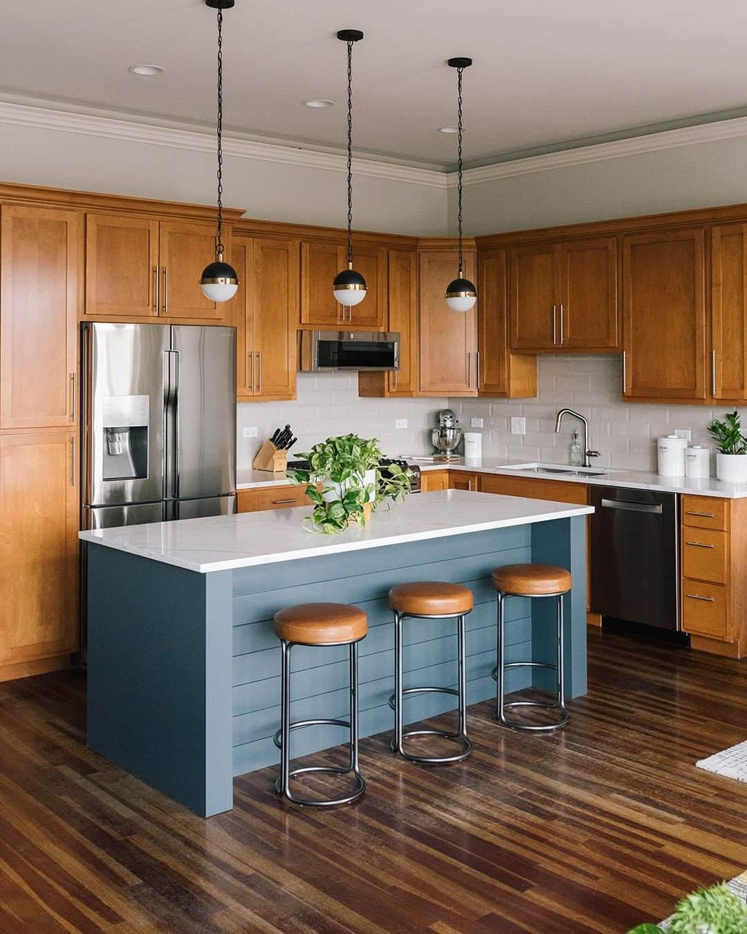 west elmさんのインスタグラム写真 - (west elmInstagram)「This Chicago couple spotted the Cora Leather Counter Stools on @queereye, tracked 'em down + the rest is history 🙌 Link in bio to tour their colorful condo! #queereye #kitchengoals #kitchenrenovation #westelmdesigncrew @westelmskokie」8月30日 8時23分 - westelm