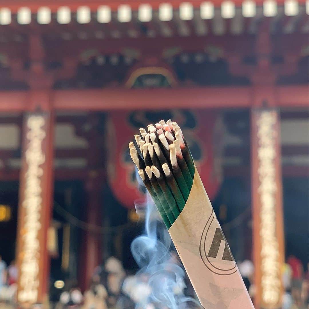 Leslie Camila-Roseのインスタグラム：「⛩🙏 prayers for Pachamama, the trees, the forests, the rivers, the sky, the mountains and all living creatures. . . . . .. #japan #temple #prayers #pachamama #motherearth #buddhism #forests #sensojitemple #sensoji #shrine」