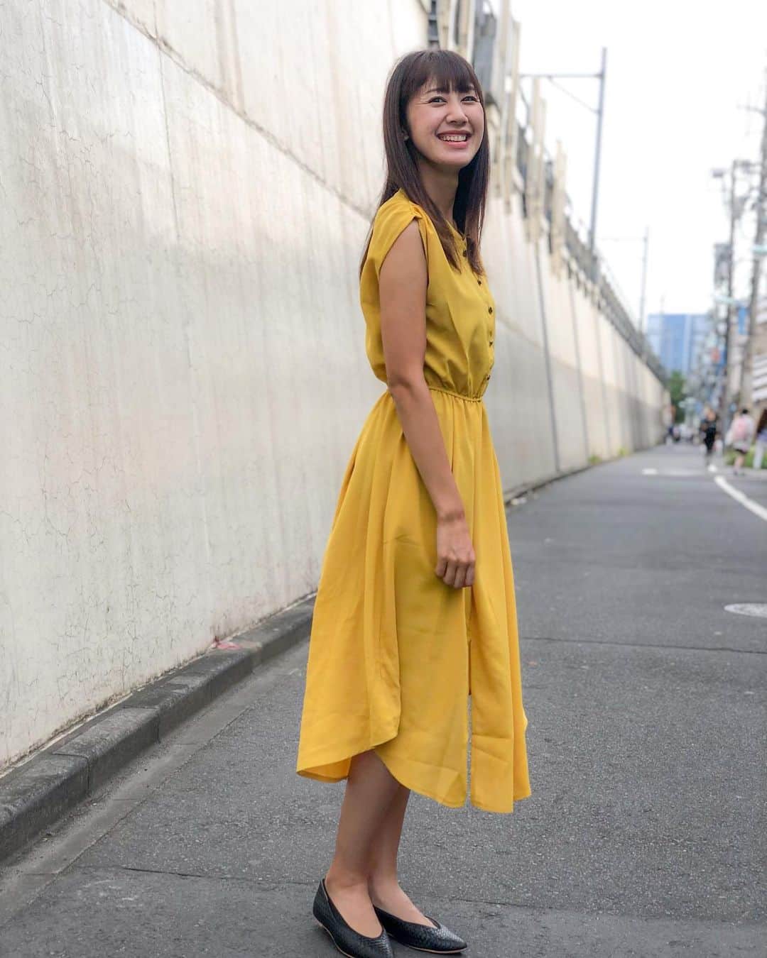 Yuri Sakuraiさんのインスタグラム写真 - (Yuri SakuraiInstagram)「: #fashion : 黄色のワンピースは、 @7things.official 。 : : 前の真ん中にスリットが入ってて、 ちょっと珍しいカタチが可愛い♪ : 165cmだとこの長さだよ。 : ワンピースは1枚をサラッときて、 よそ行きfashionになるから結構すき。 : あっという間に夏が終わっちゃうけど、 もう少し夏fashionを楽しみたいなー♪ : @7things.official ぜひチェックしてみてね🙌 : #PR#fashion#apparel#onepiece#ootd#coordinate#ロングワンピ#ワンピース#ファッション#夏ファッション#桜井有里#ごぼう茶娘#地方創生#165cm」8月30日 8時29分 - yuri_sakuraiii