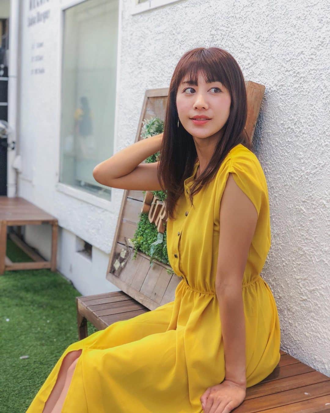 Yuri Sakuraiさんのインスタグラム写真 - (Yuri SakuraiInstagram)「: #fashion : 黄色のワンピースは、 @7things.official 。 : : 前の真ん中にスリットが入ってて、 ちょっと珍しいカタチが可愛い♪ : 165cmだとこの長さだよ。 : ワンピースは1枚をサラッときて、 よそ行きfashionになるから結構すき。 : あっという間に夏が終わっちゃうけど、 もう少し夏fashionを楽しみたいなー♪ : @7things.official ぜひチェックしてみてね🙌 : #PR#fashion#apparel#onepiece#ootd#coordinate#ロングワンピ#ワンピース#ファッション#夏ファッション#桜井有里#ごぼう茶娘#地方創生#165cm」8月30日 8時29分 - yuri_sakuraiii
